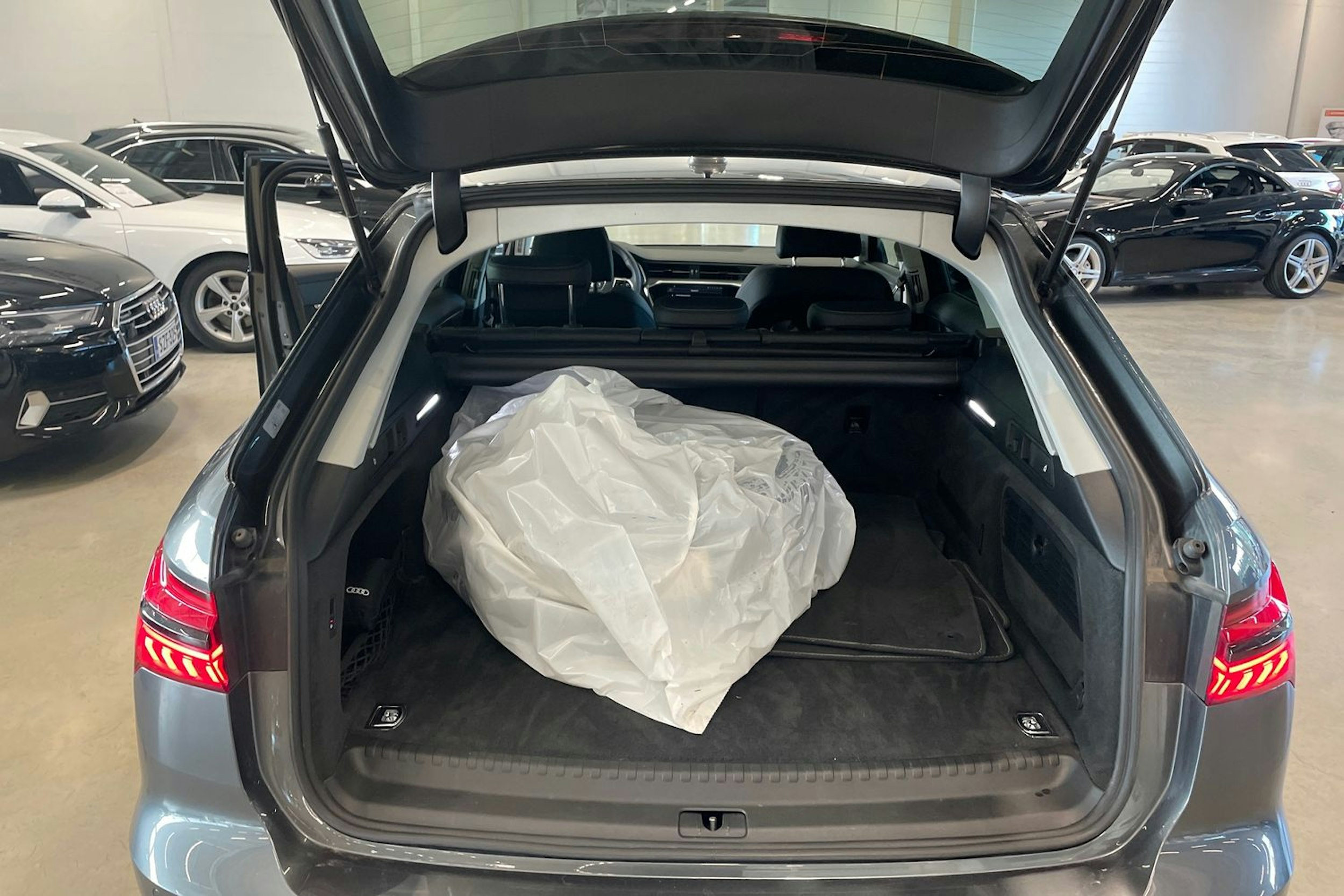 met. harmaa Audi A6 2023 kuva 43.