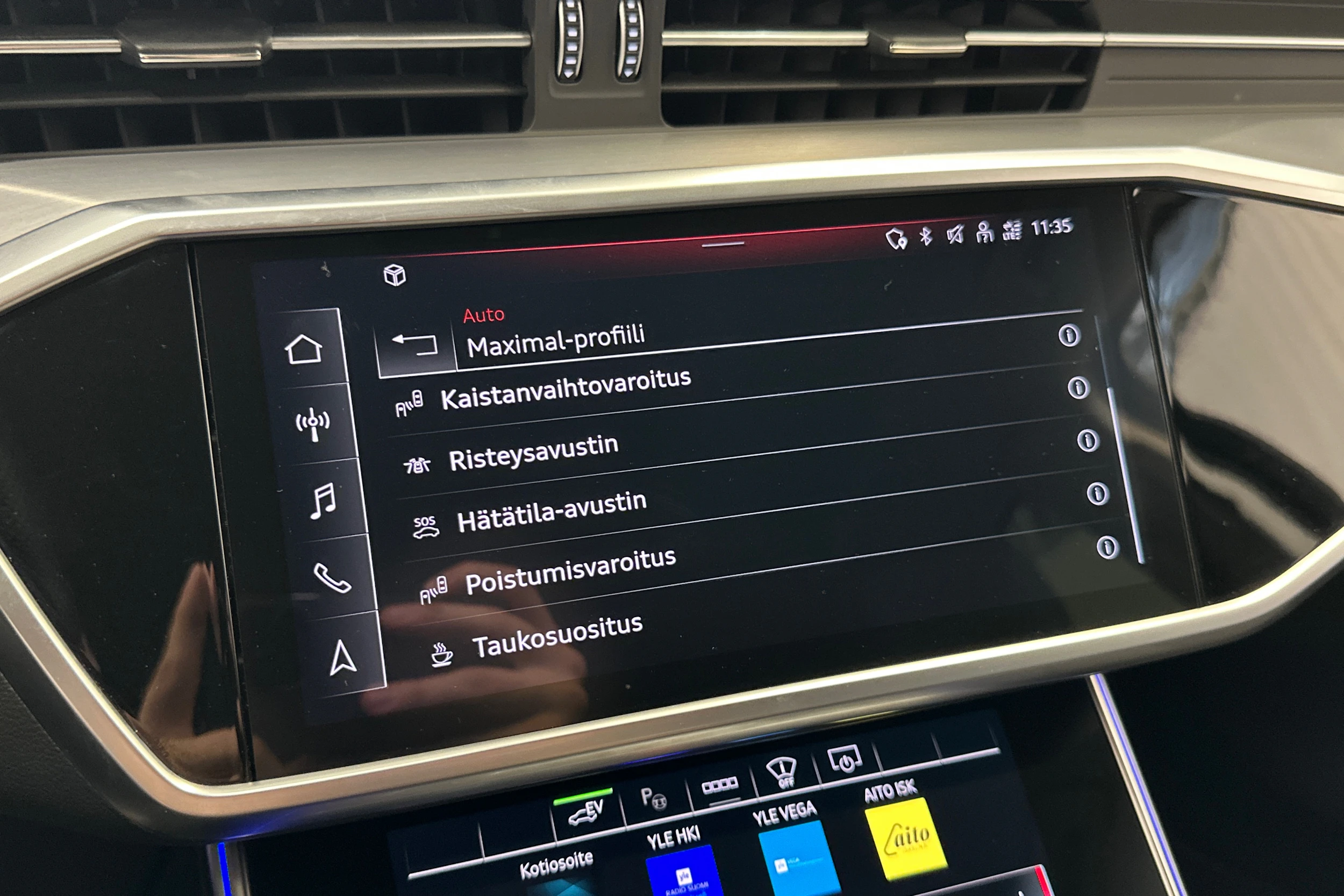 musta Audi A6 2023 kuva 21.