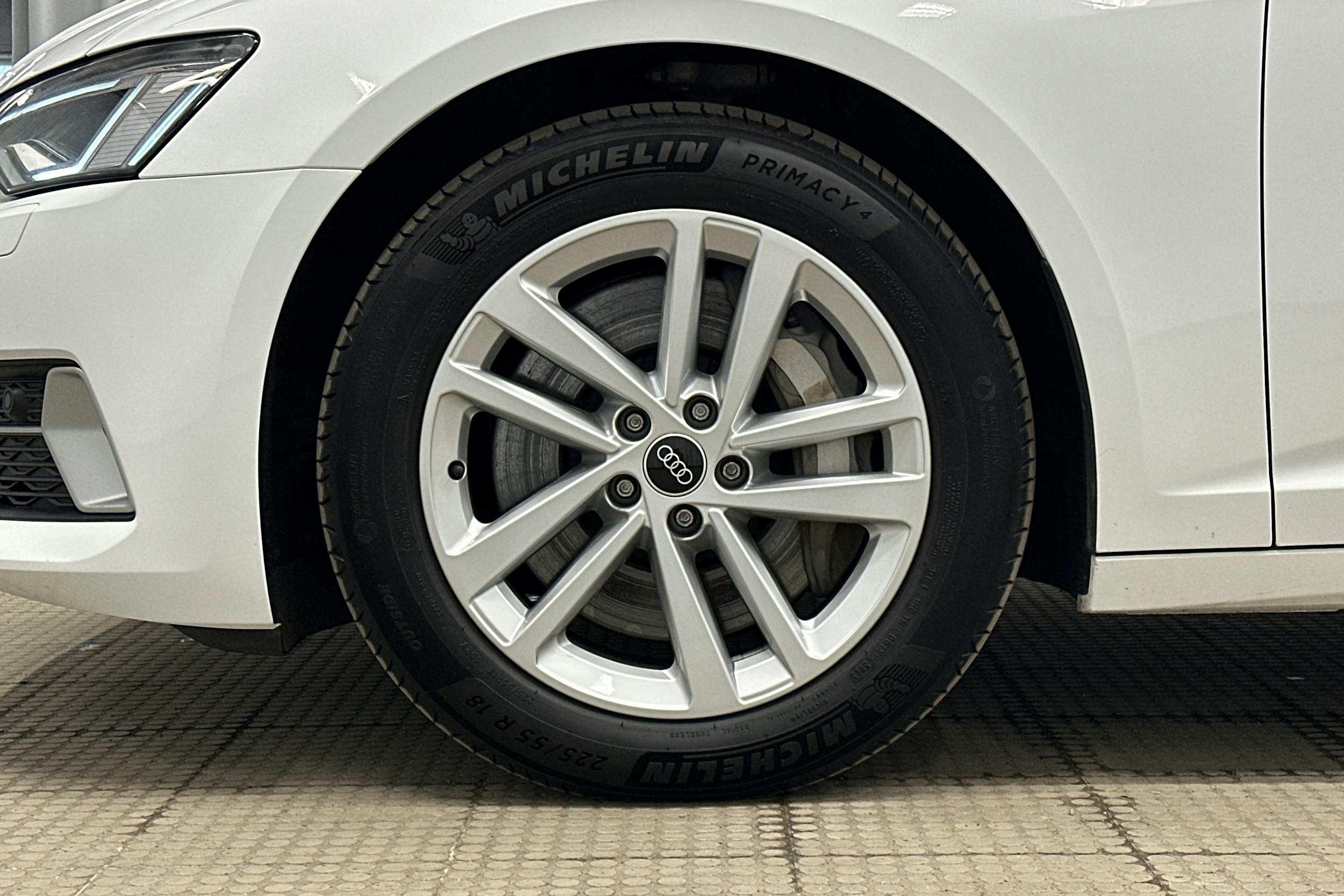 valkoinen Audi A6 2023 kuva 9.