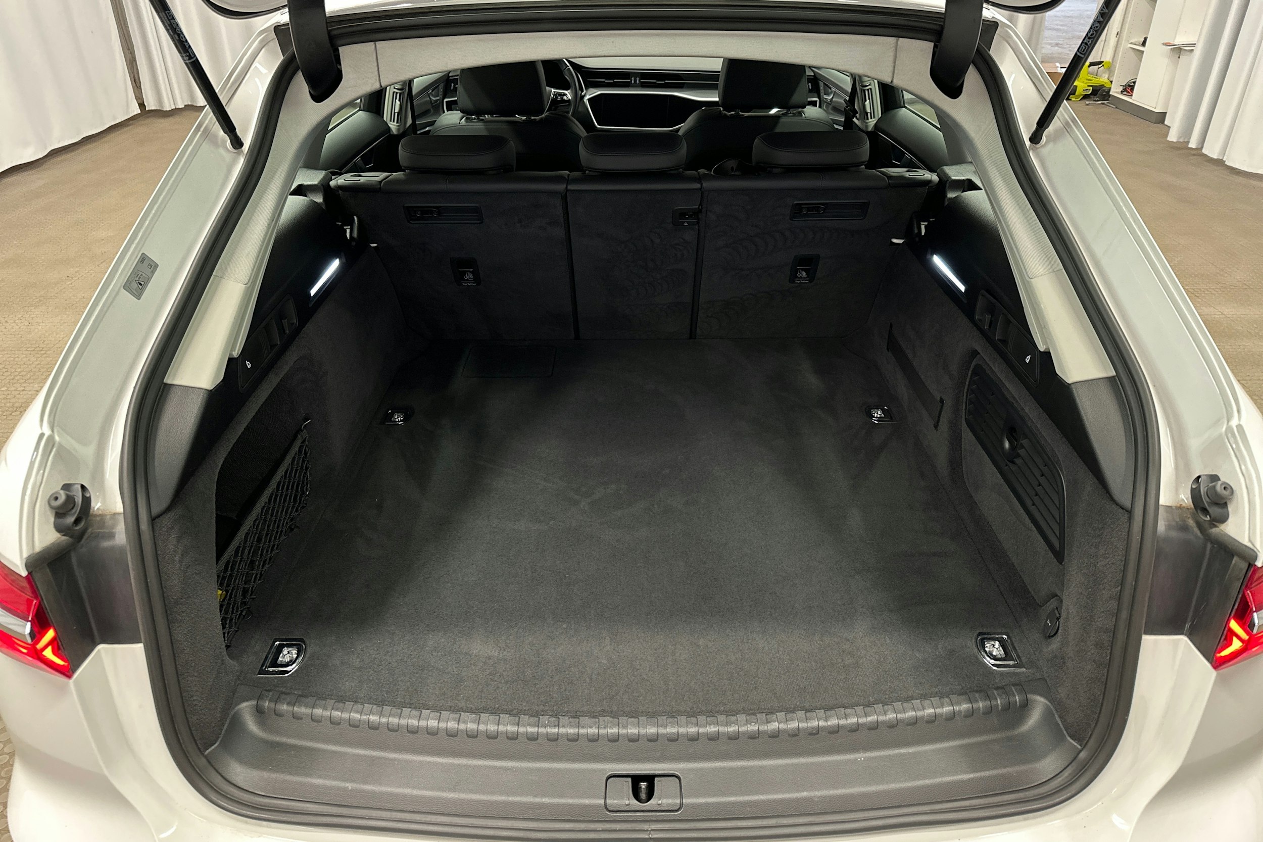 valkoinen Audi A6 2023 kuva 11.