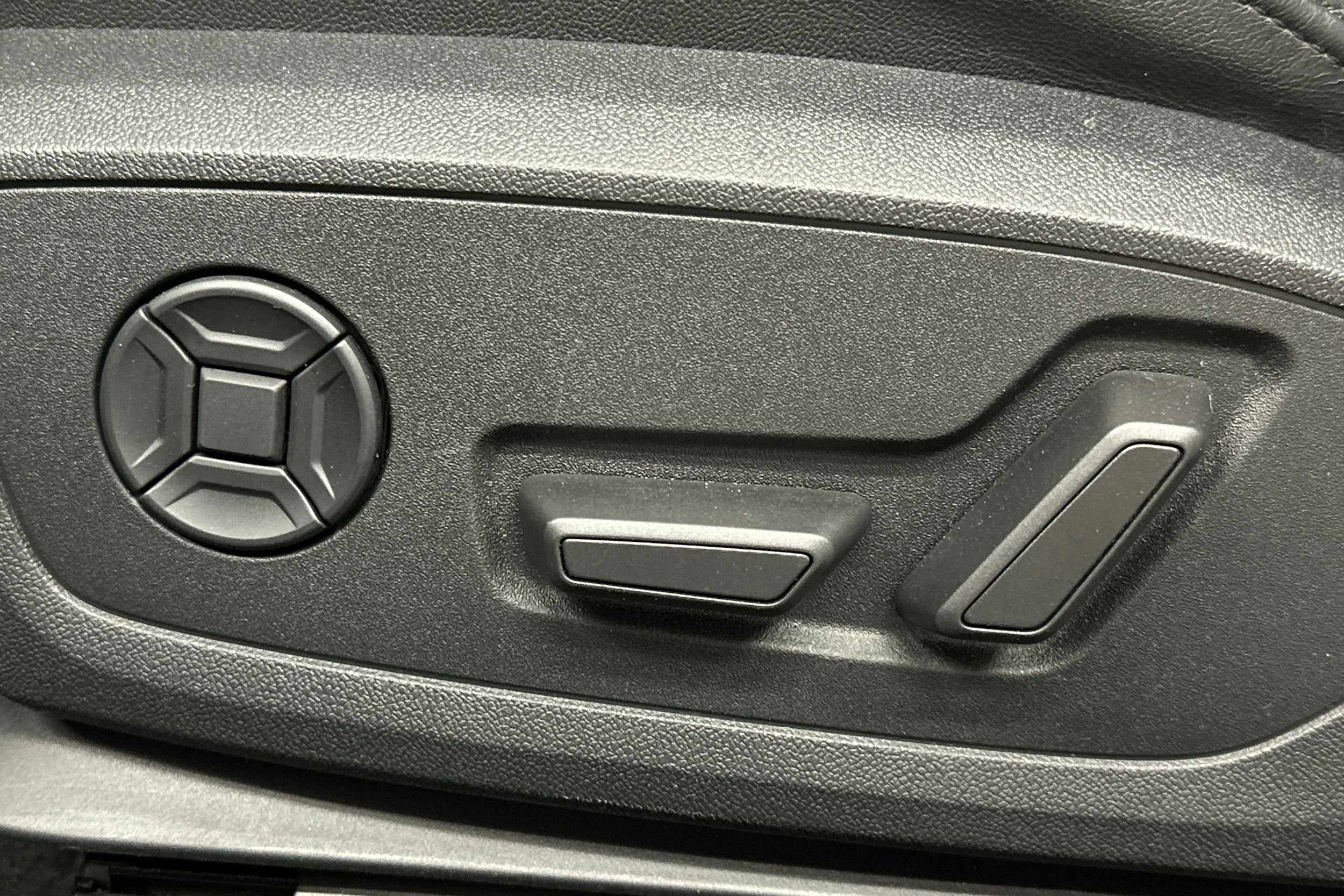 valkoinen Audi A6 2023 kuva 15.