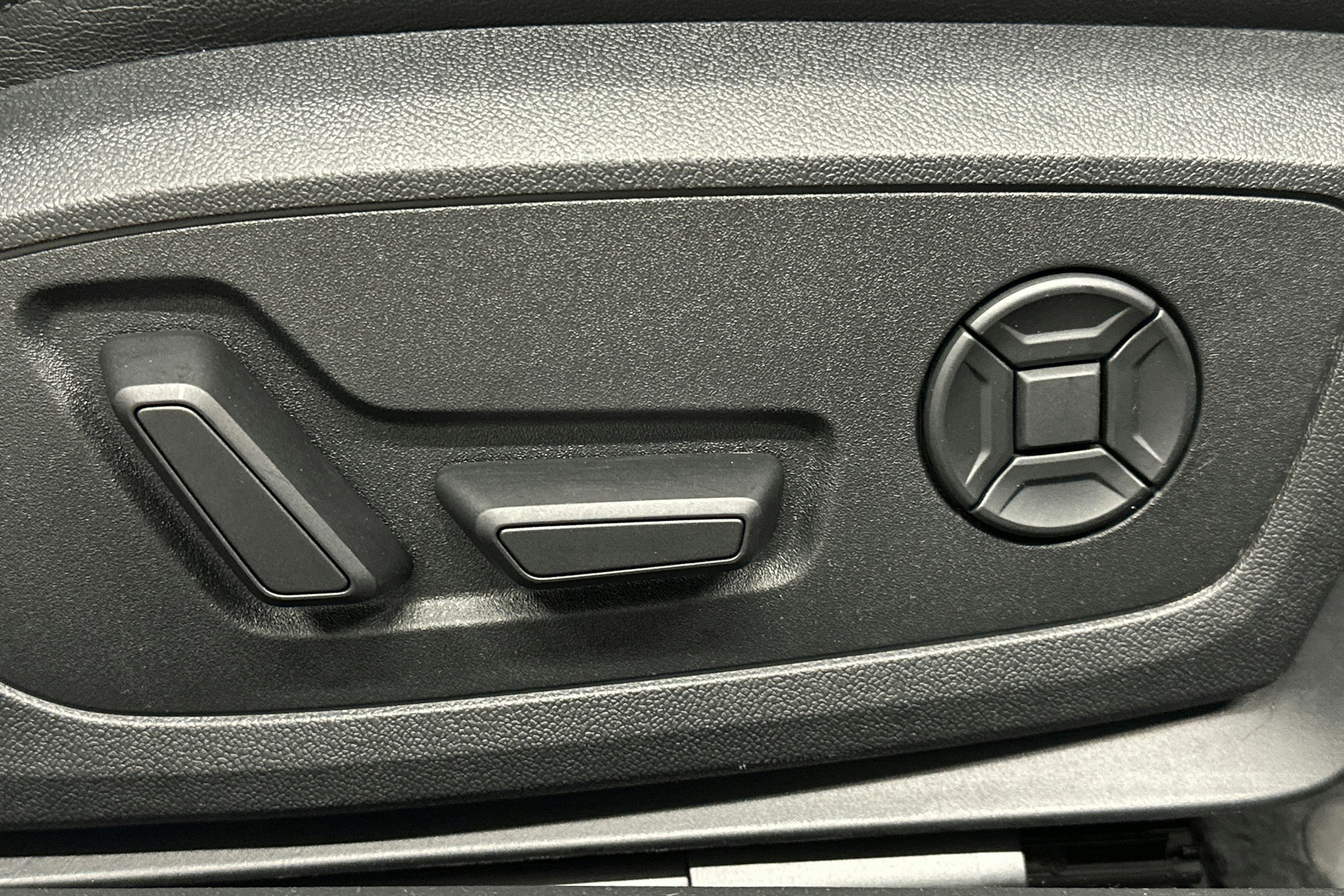 valkoinen Audi A6 2023 kuva 17.