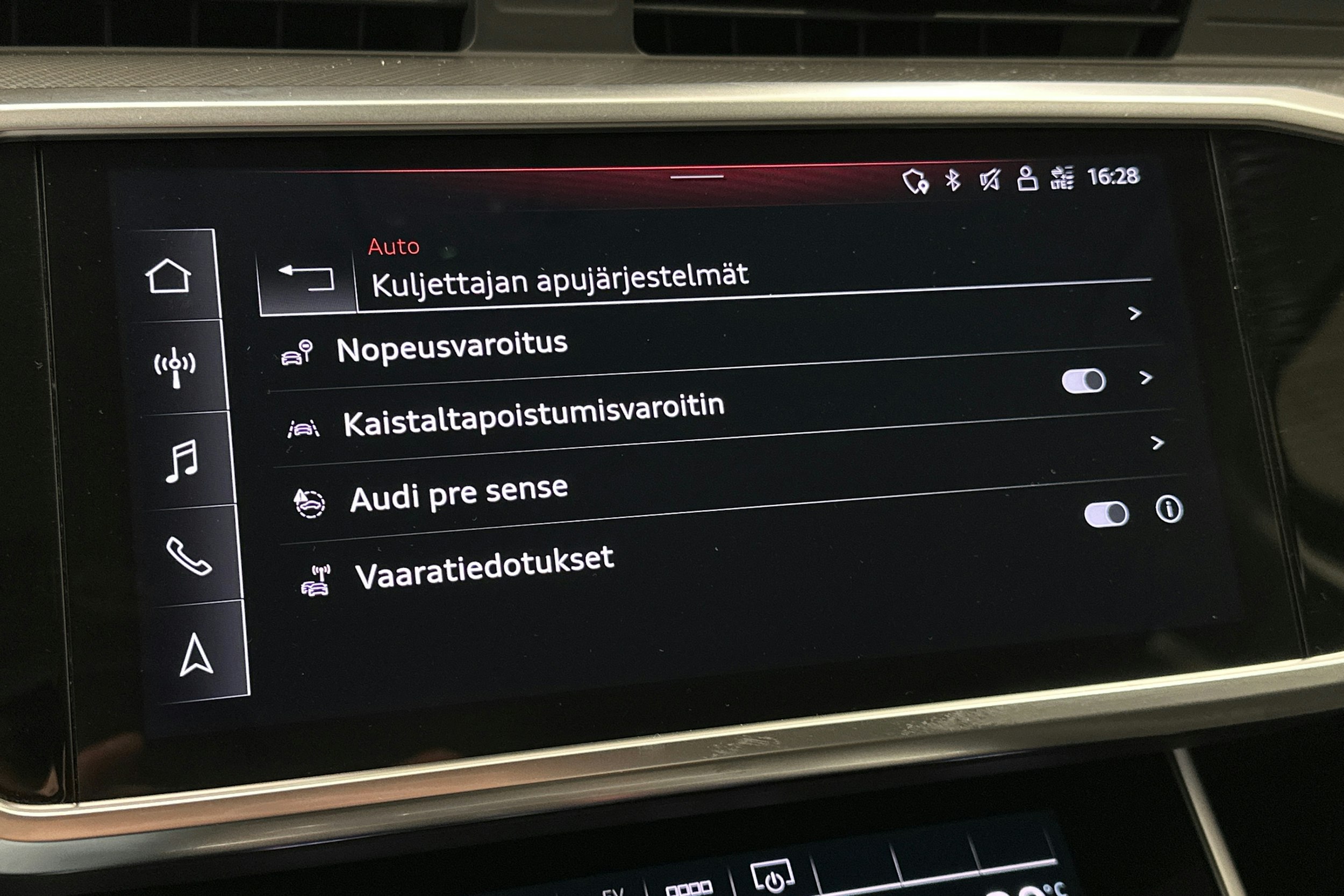 valkoinen Audi A6 2023 kuva 26.