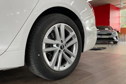 Valkoinen Audi A6 2023 kuva 13.