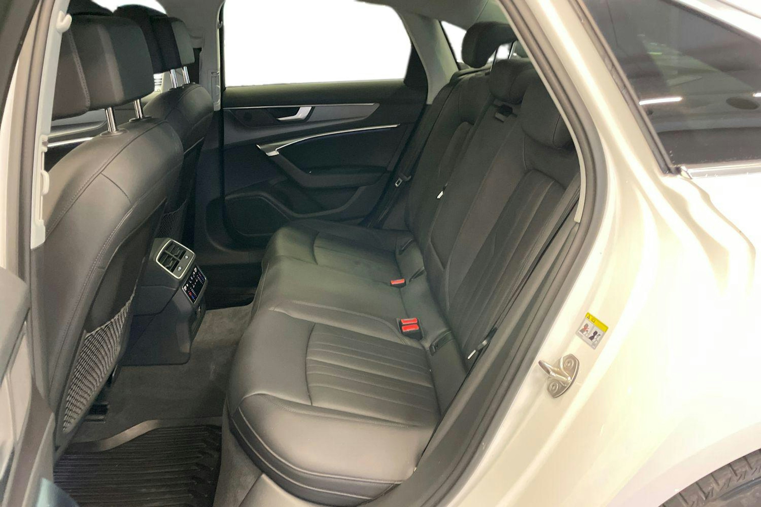 valkoinen Audi A6 2023 kuva 10.
