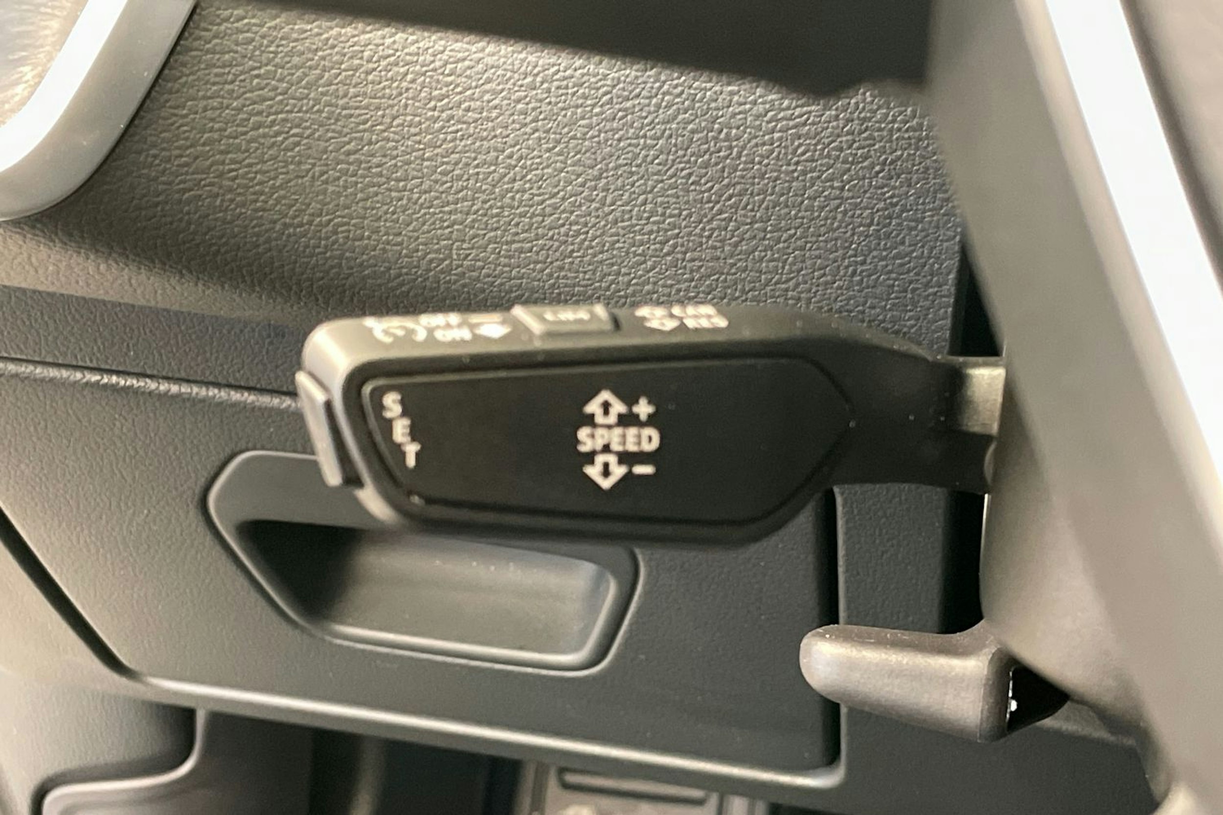 valkoinen Audi A6 2023 kuva 20.