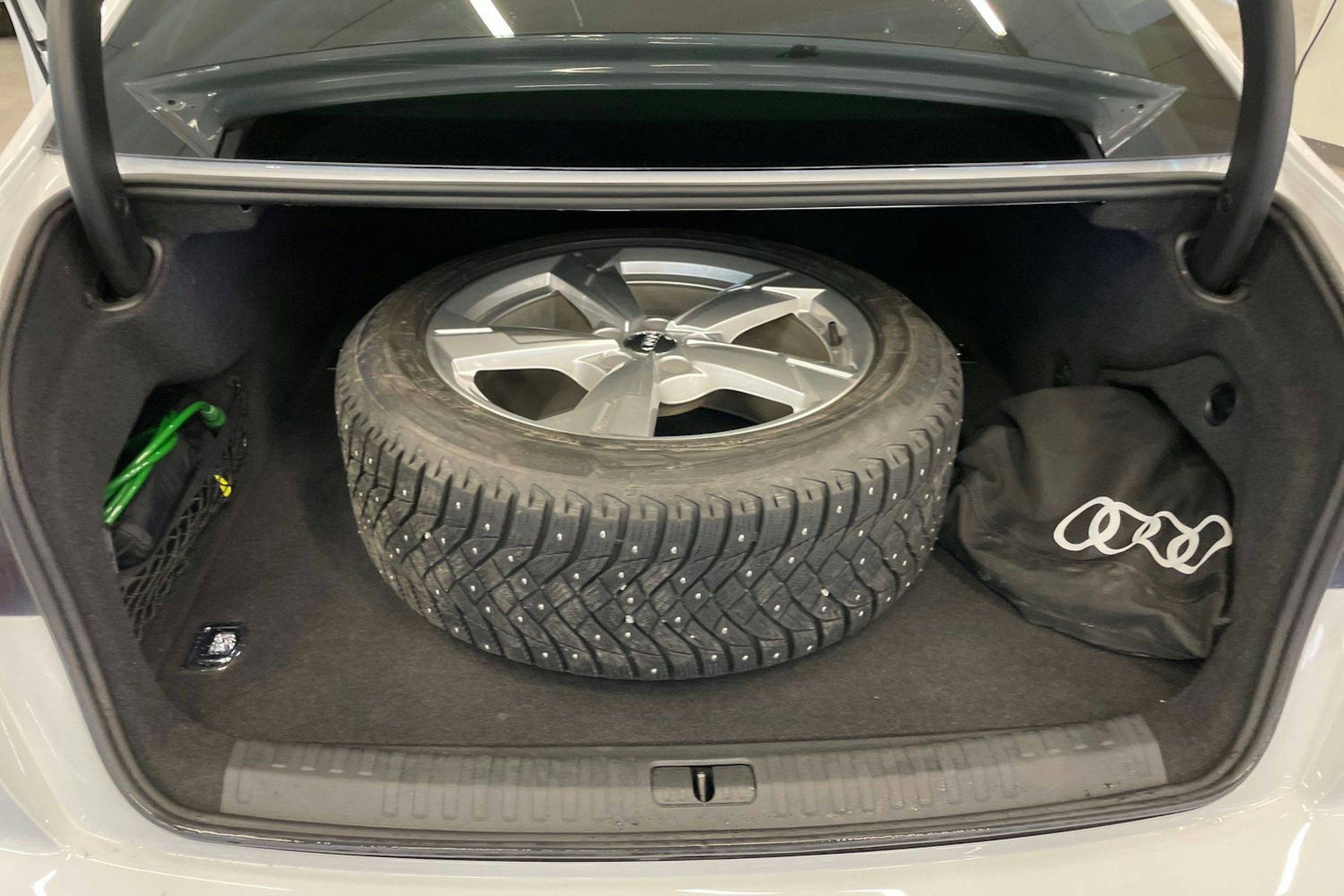 valkoinen Audi A6 2023 kuva 24.
