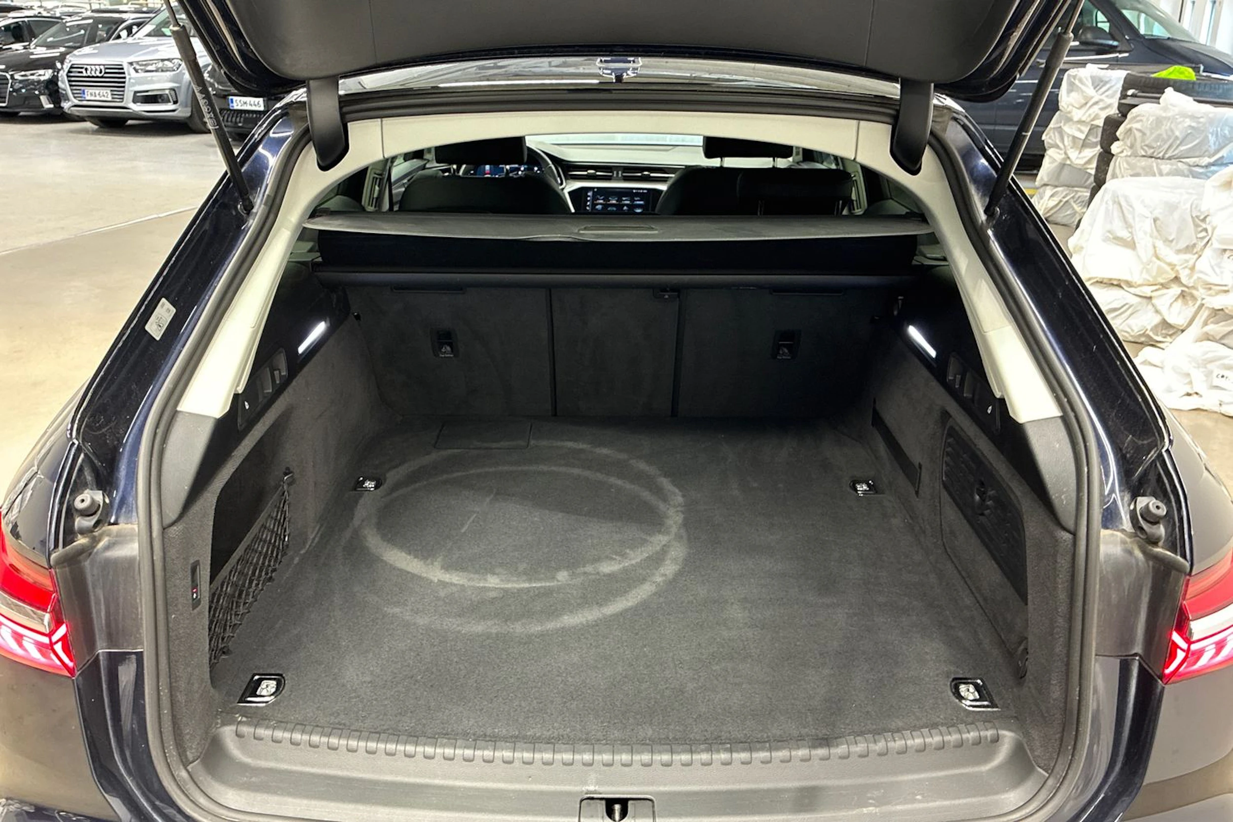 sininen Audi A6 2023 kuva 27.