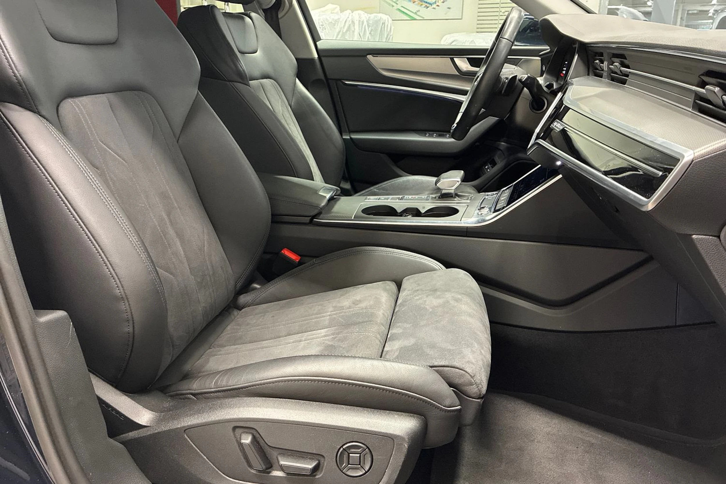 sininen Audi A6 2023 kuva 30.