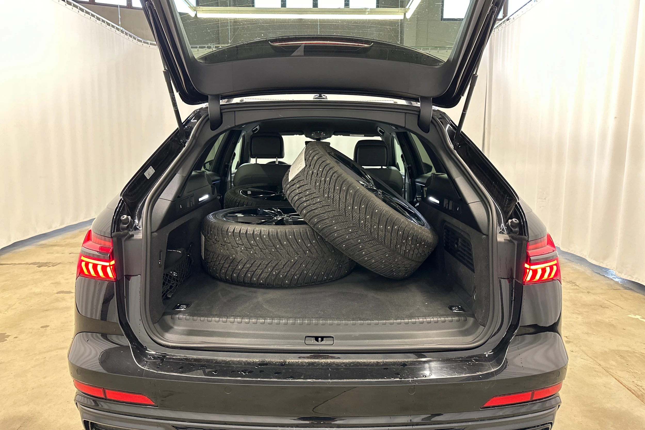 musta Audi A6 2023 kuva 4.