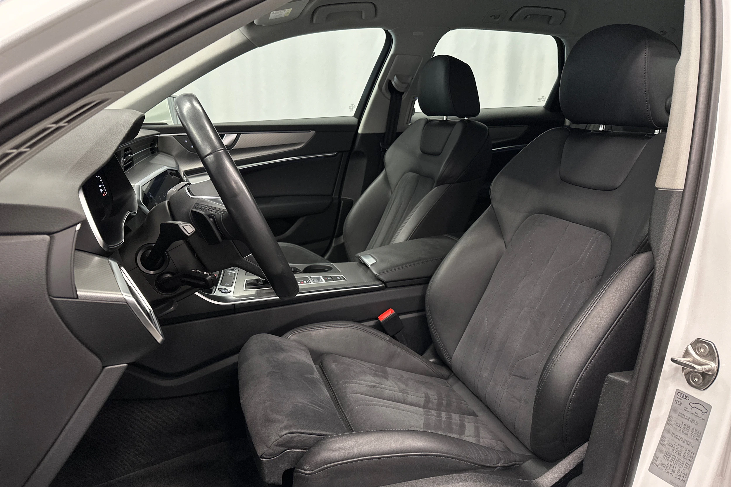 valkoinen Audi A6 2023 kuva 14.