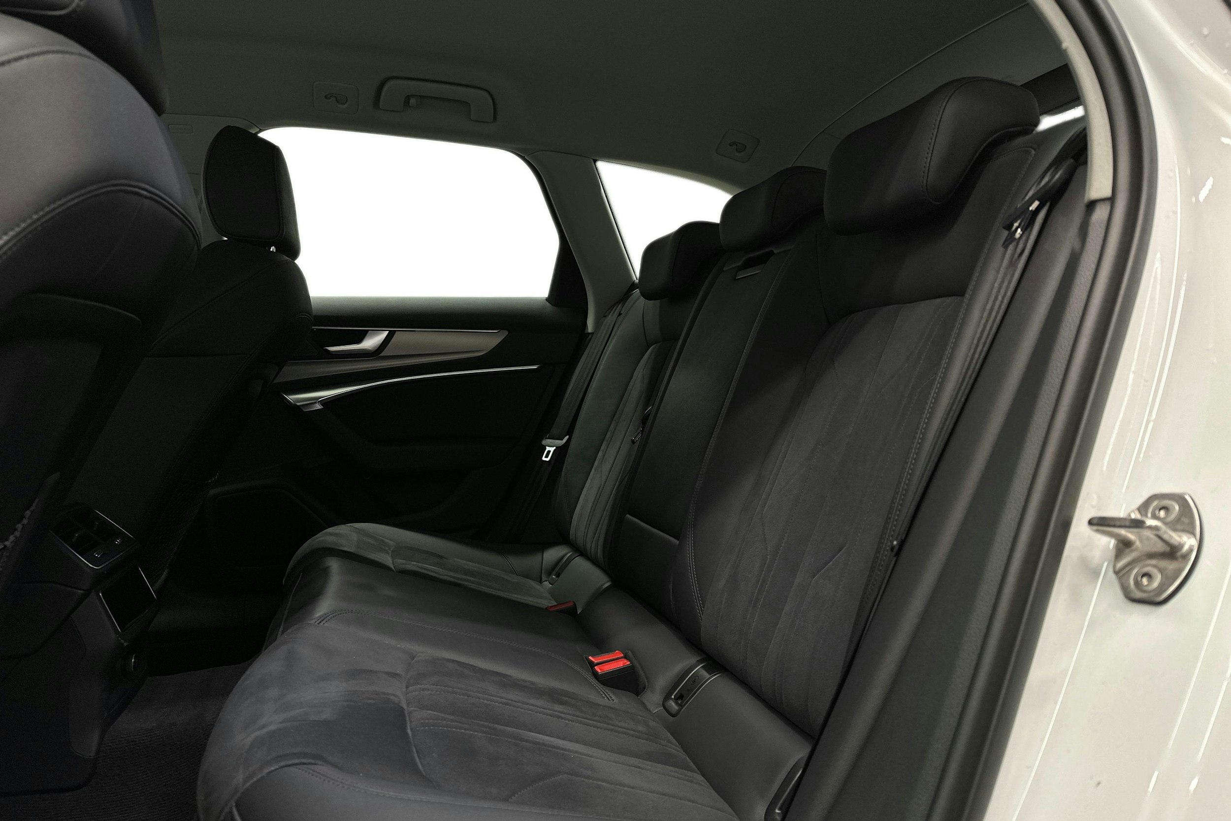 valkoinen Audi A6 2023 kuva 10.