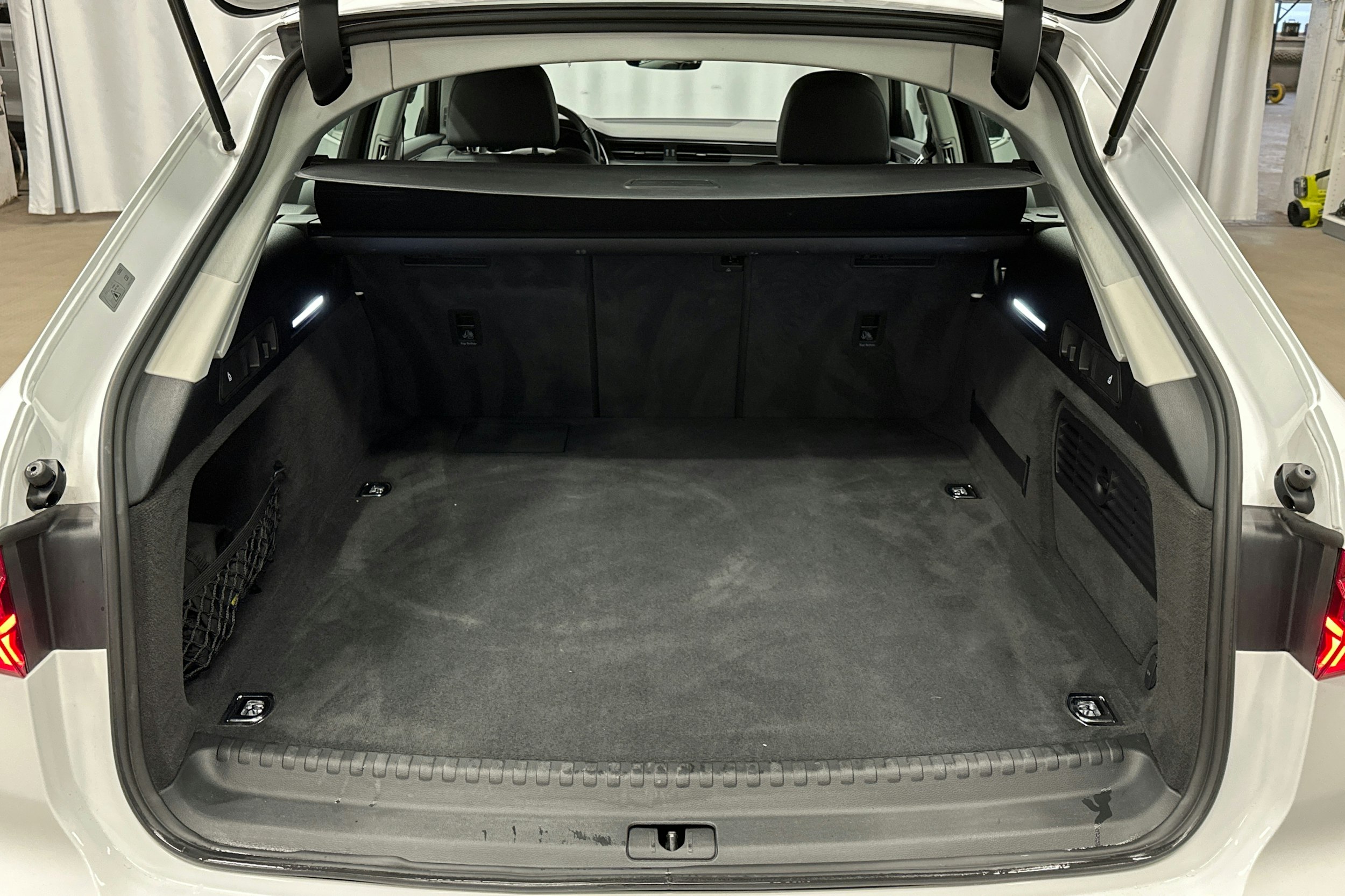 valkoinen Audi A6 2023 kuva 14.