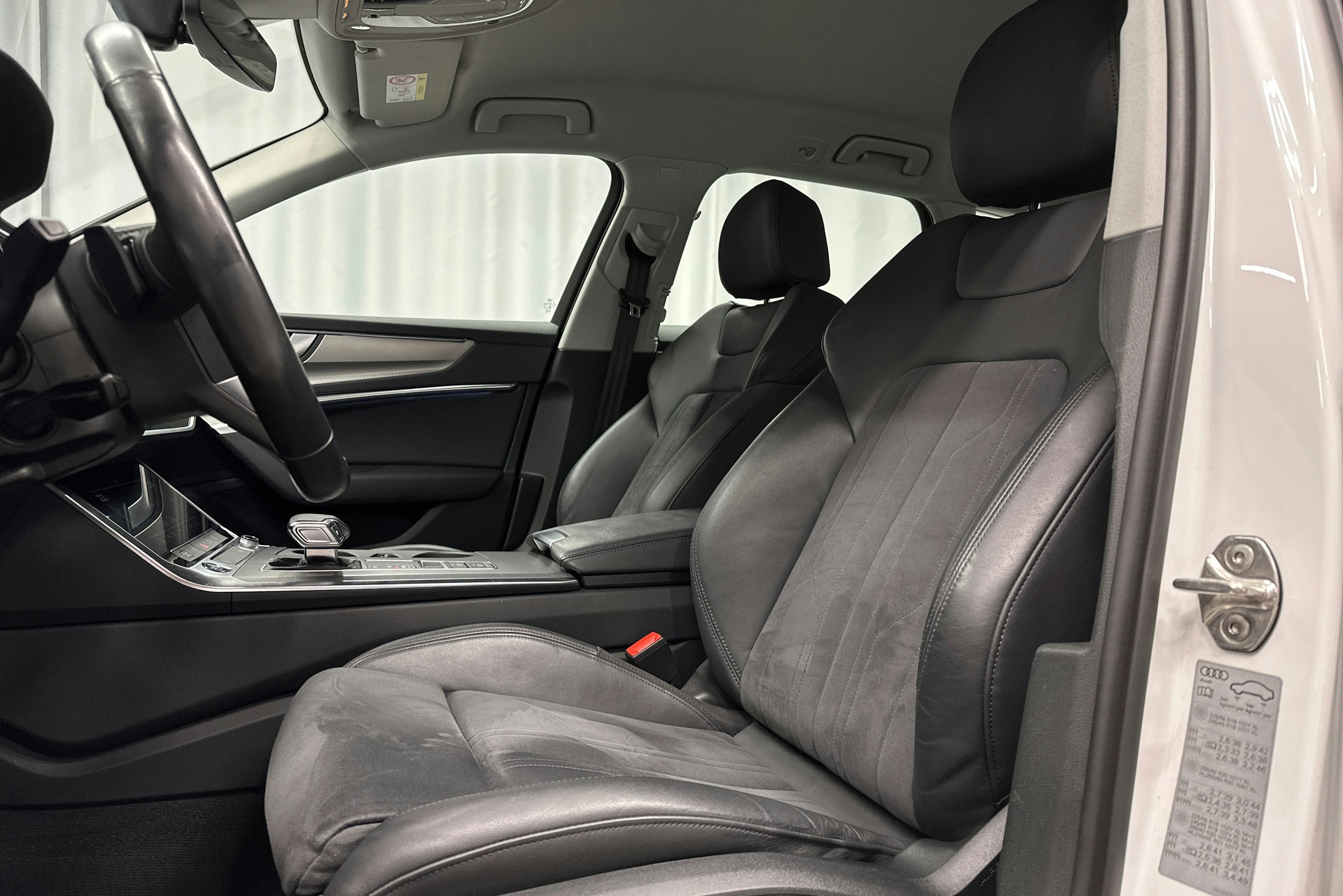 valkoinen Audi A6 2023 kuva 16.