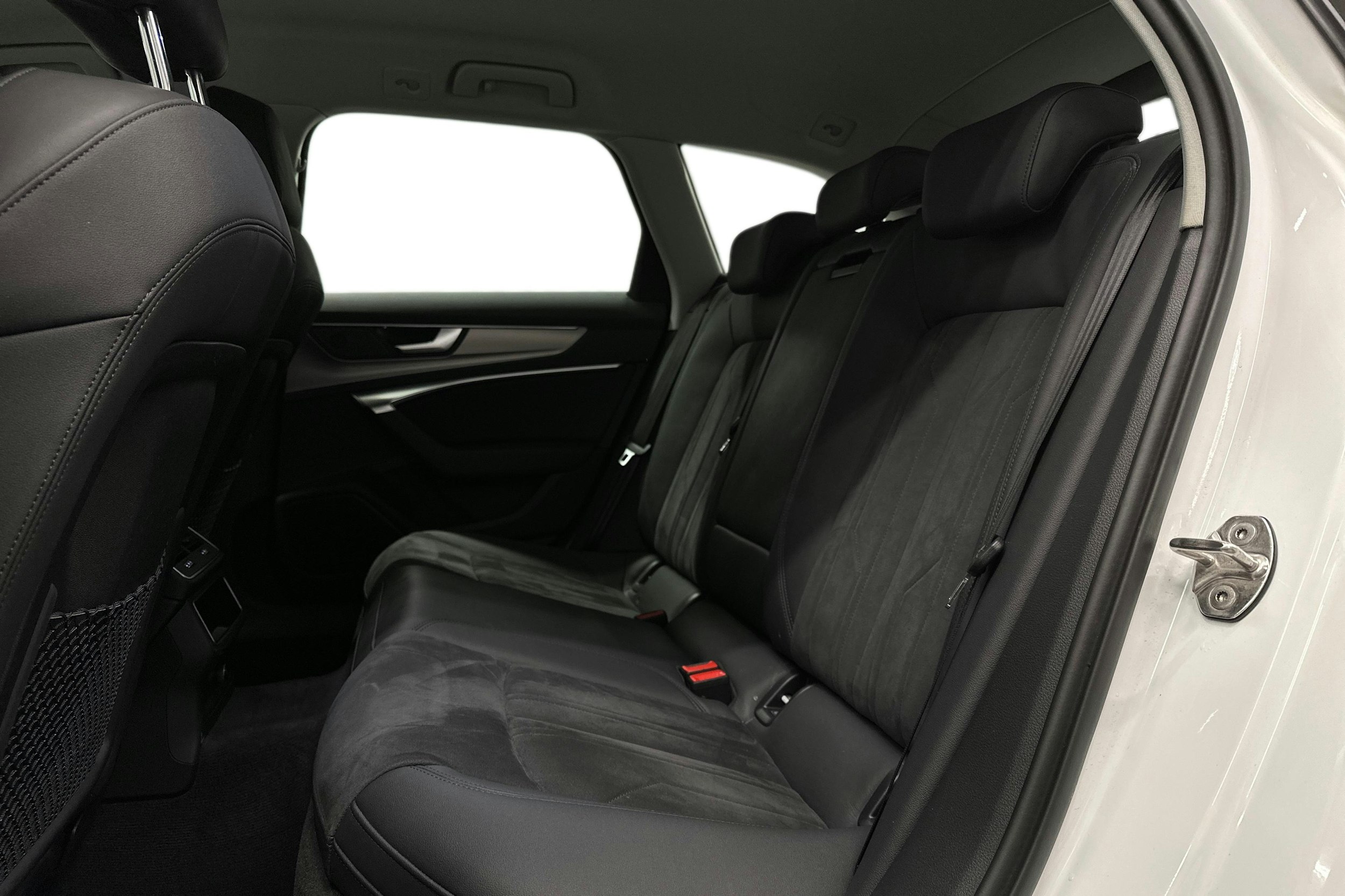 valkoinen Audi A6 2023 kuva 10.