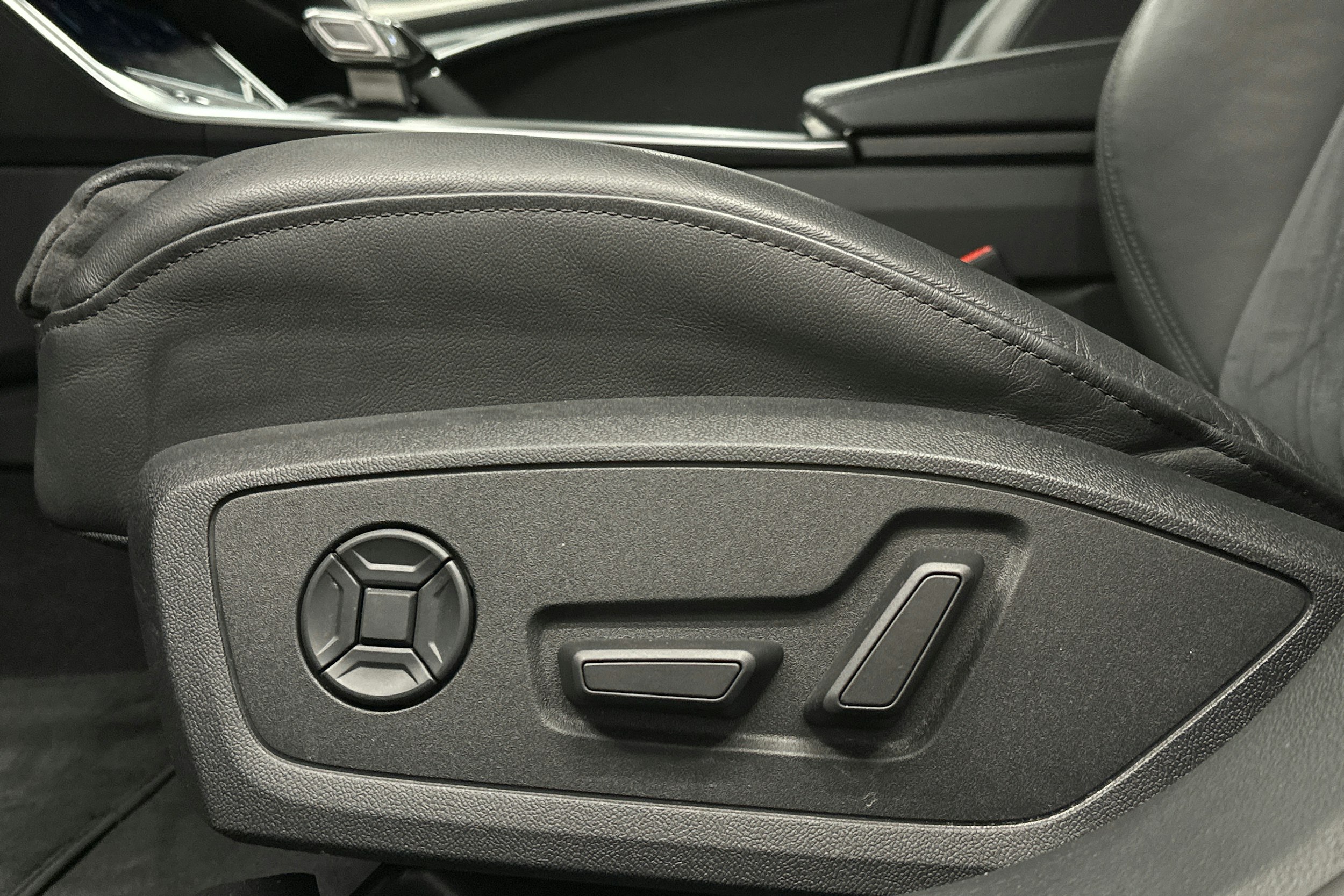 valkoinen Audi A6 2023 kuva 18.