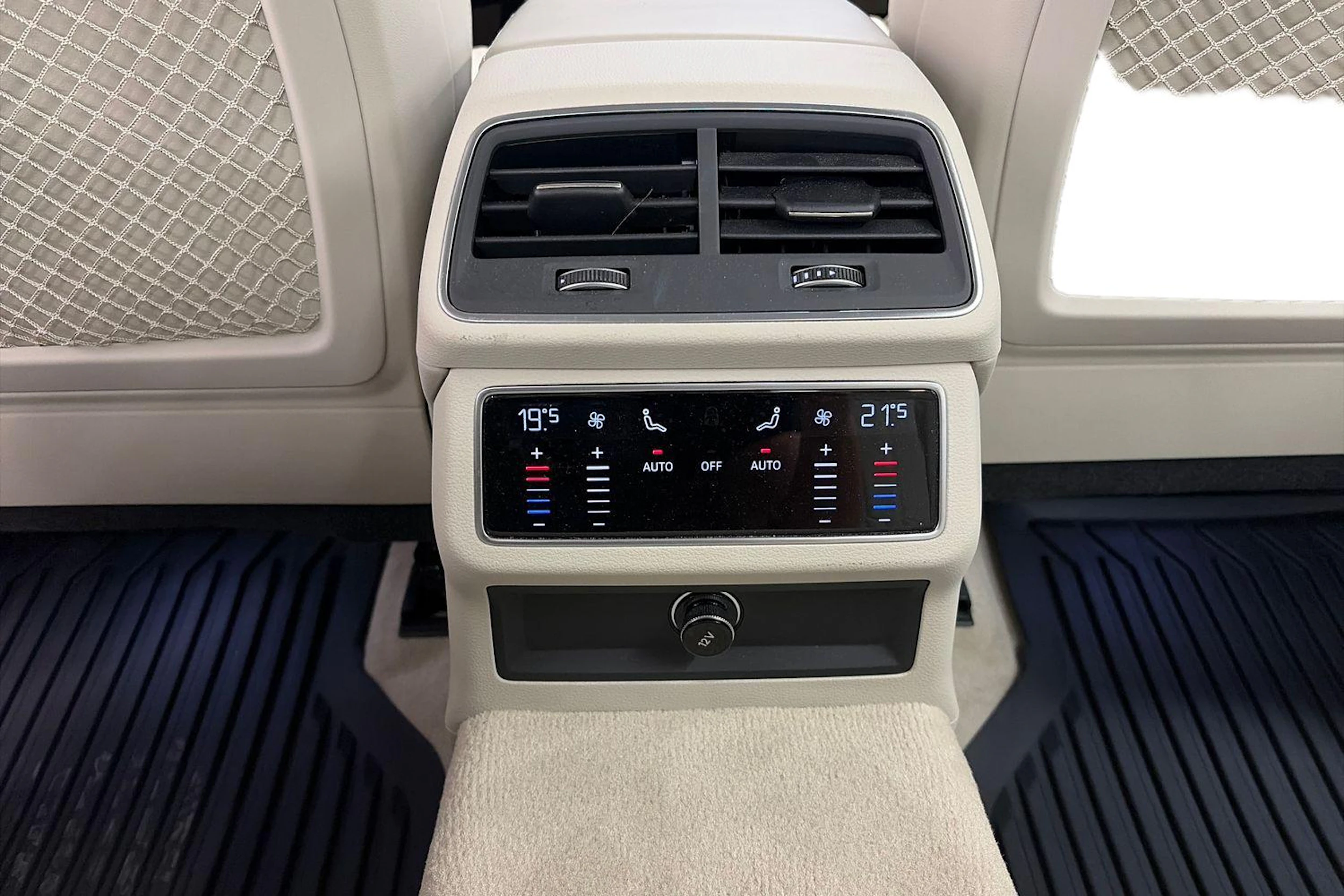 sininen Audi A6 2023 kuva 9.