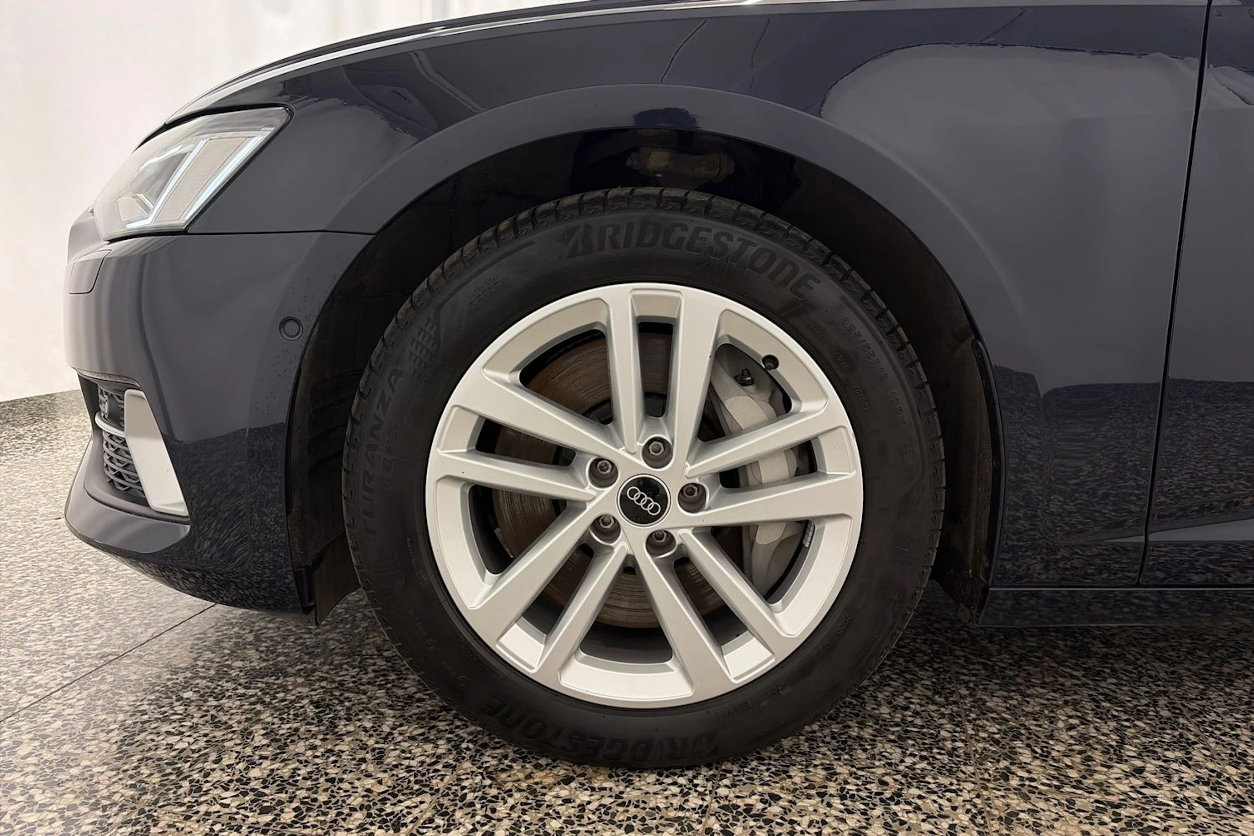 sininen Audi A6 2023 kuva 10.