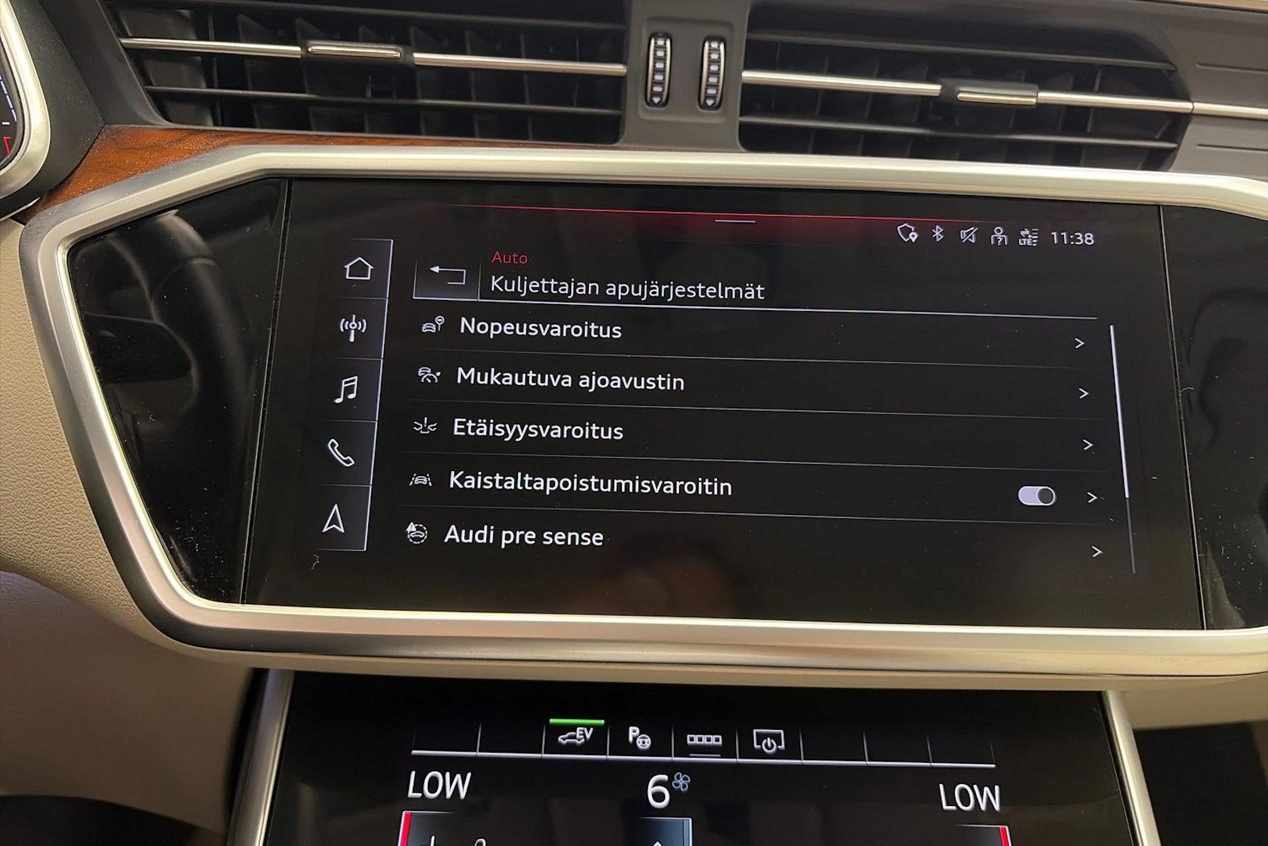sininen Audi A6 2023 kuva 29.