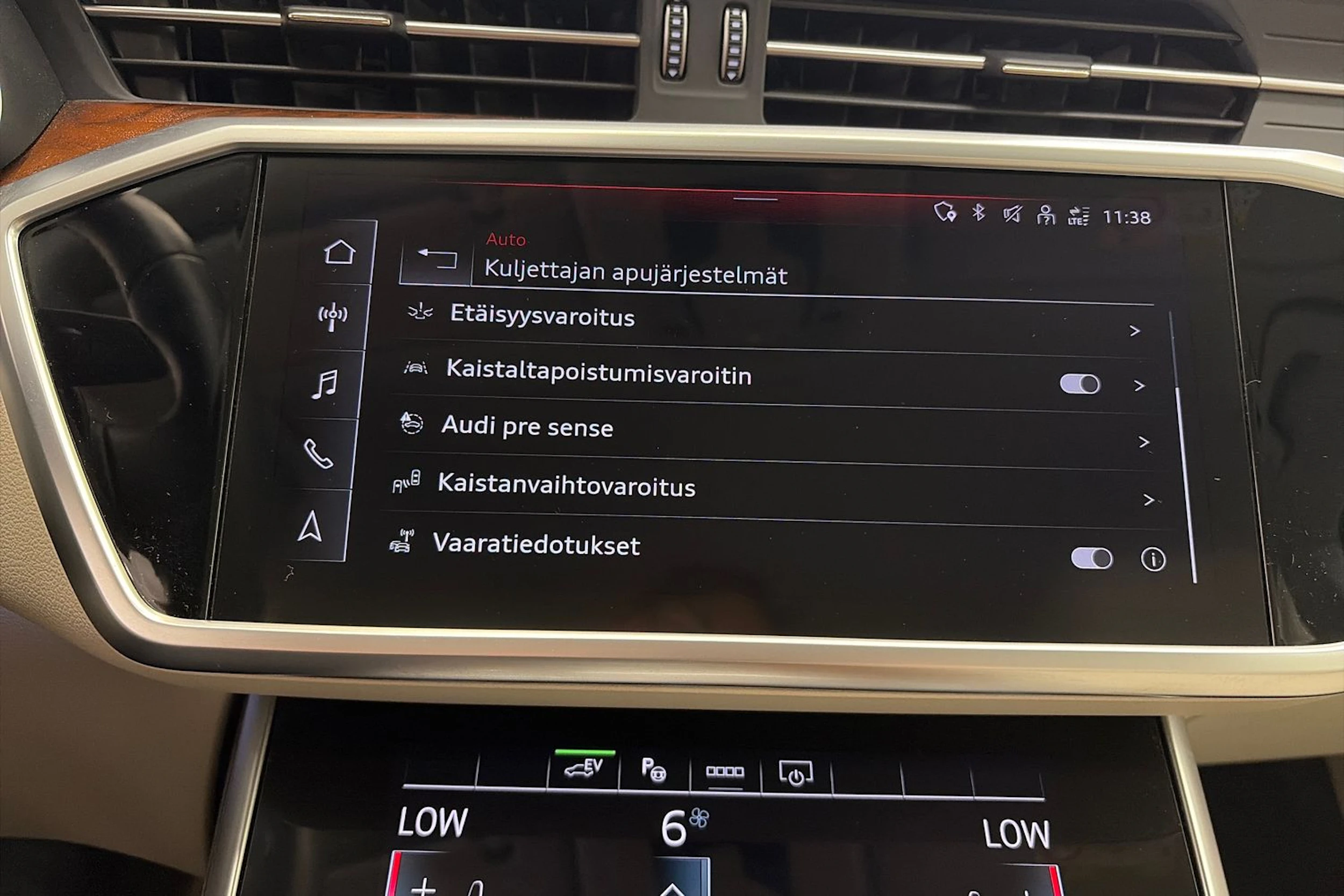sininen Audi A6 2023 kuva 30.