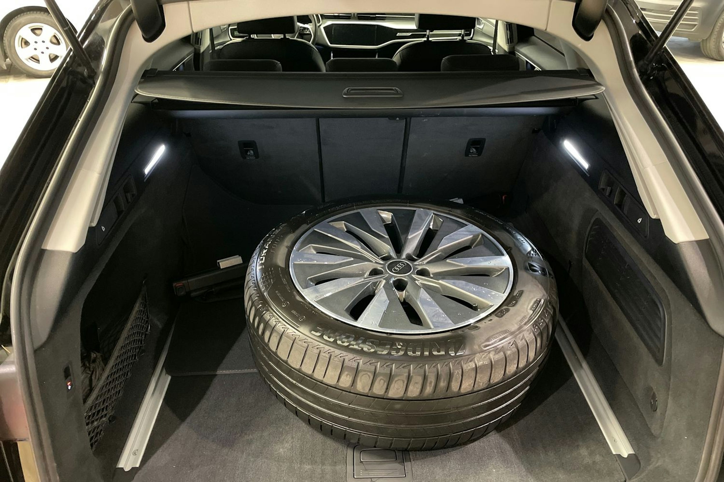 Musta Audi A6 2023 kuva 16.