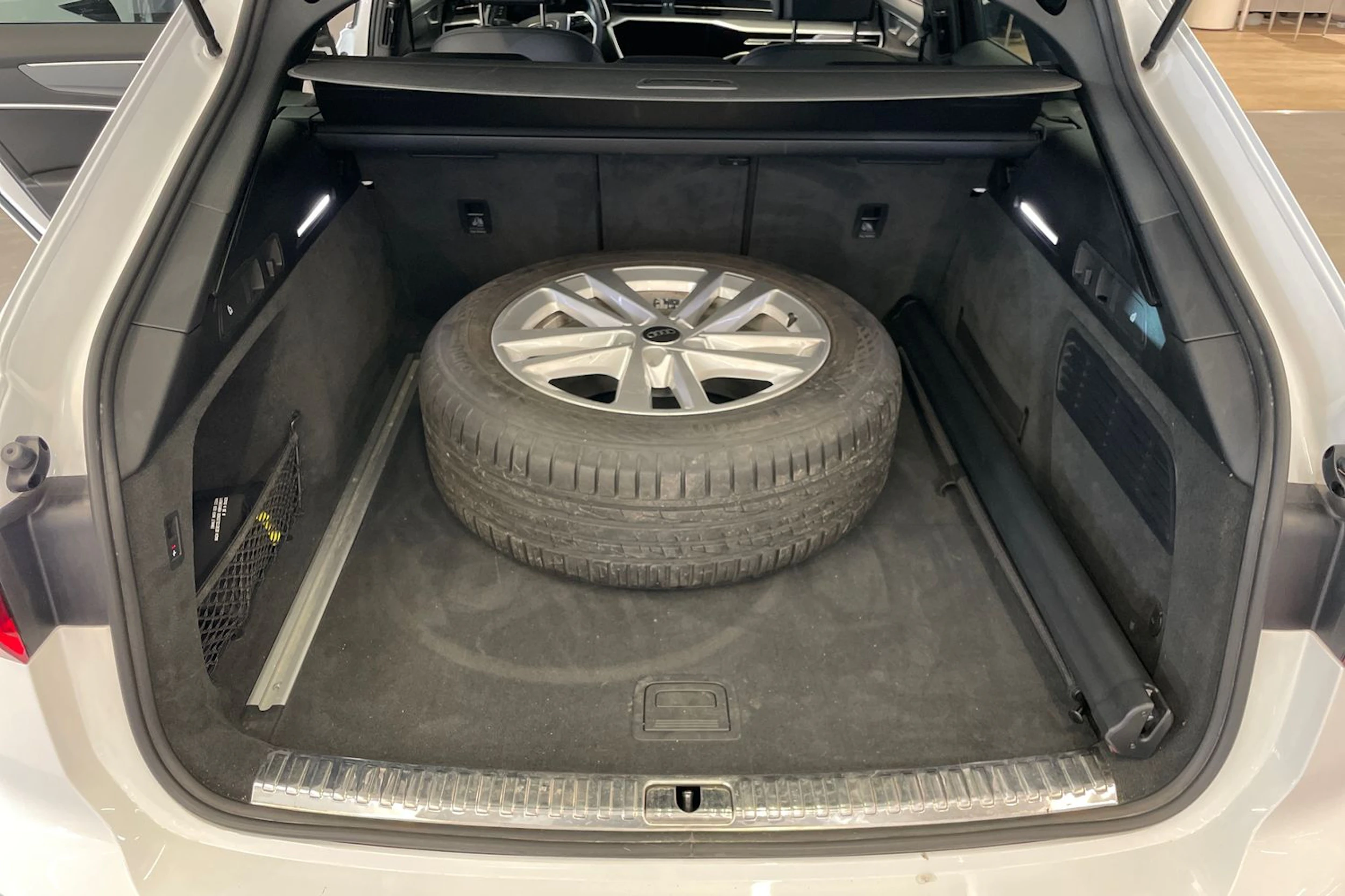 Valkoinen Audi A6 2023 kuva 18.