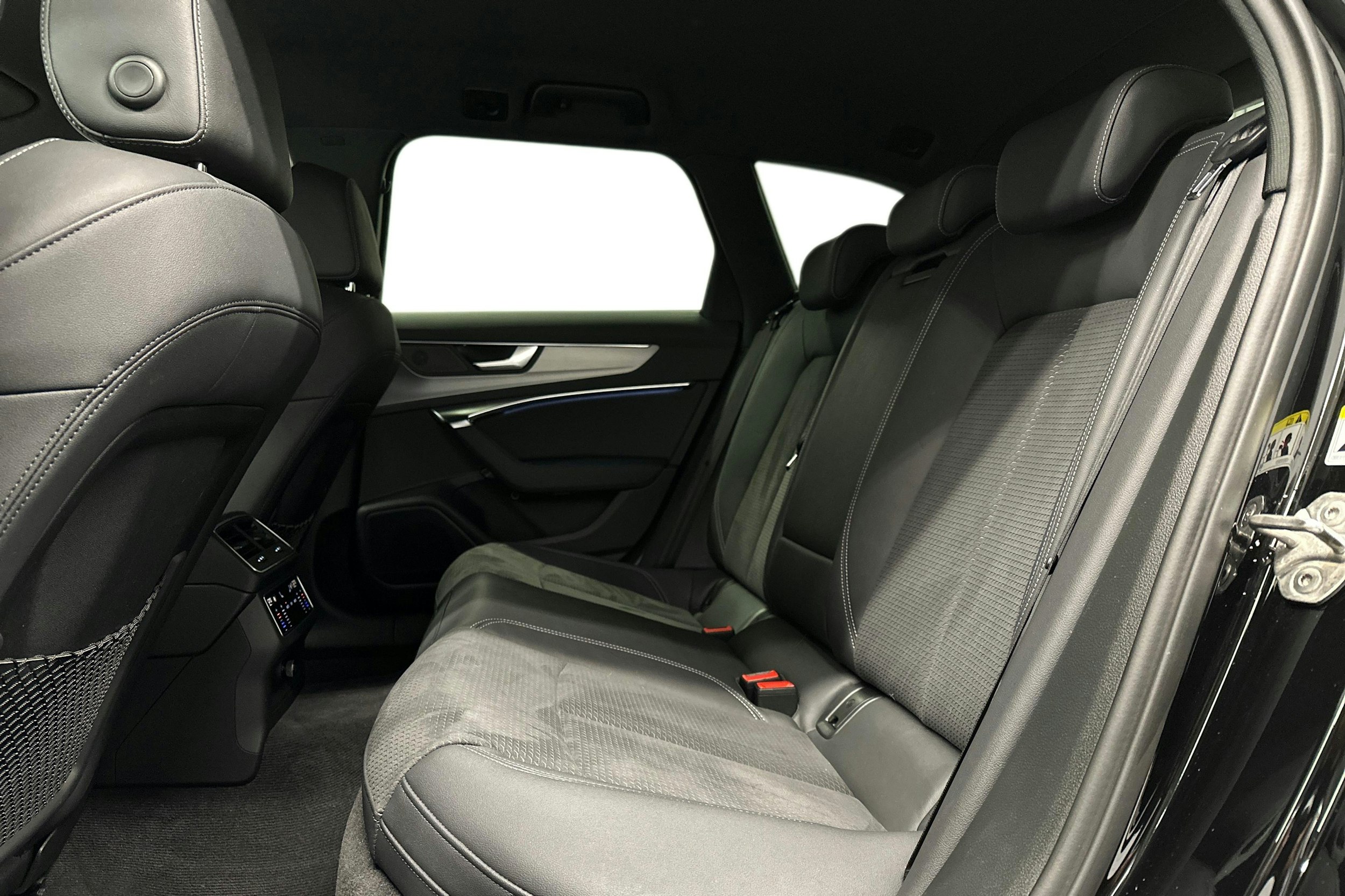 musta Audi A6 2023 kuva 10.