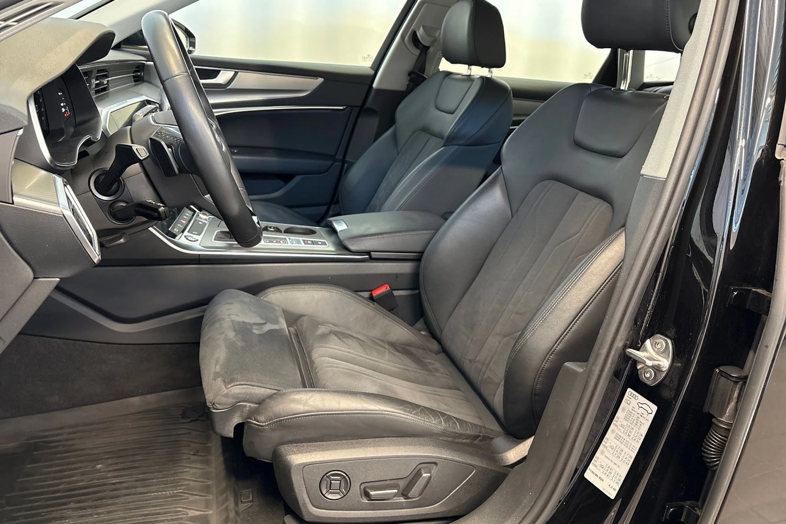 musta Audi A6 2023 kuva 15.