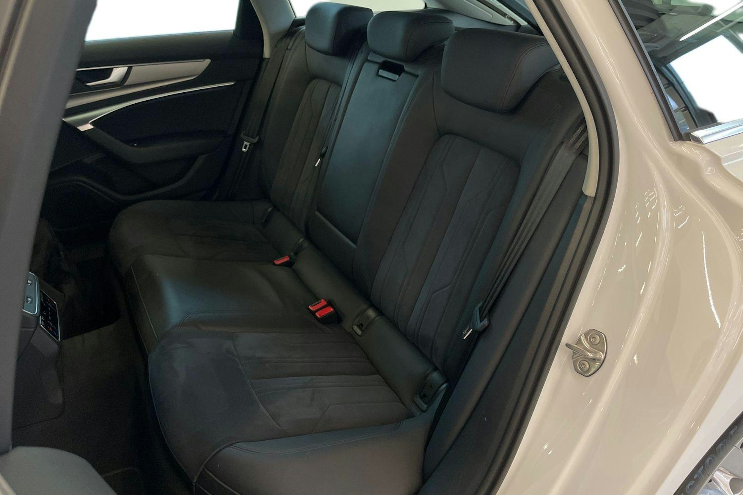valkoinen Audi A6 2023 kuva 10.