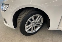 valkoinen Audi A6 2023 kuva 13.