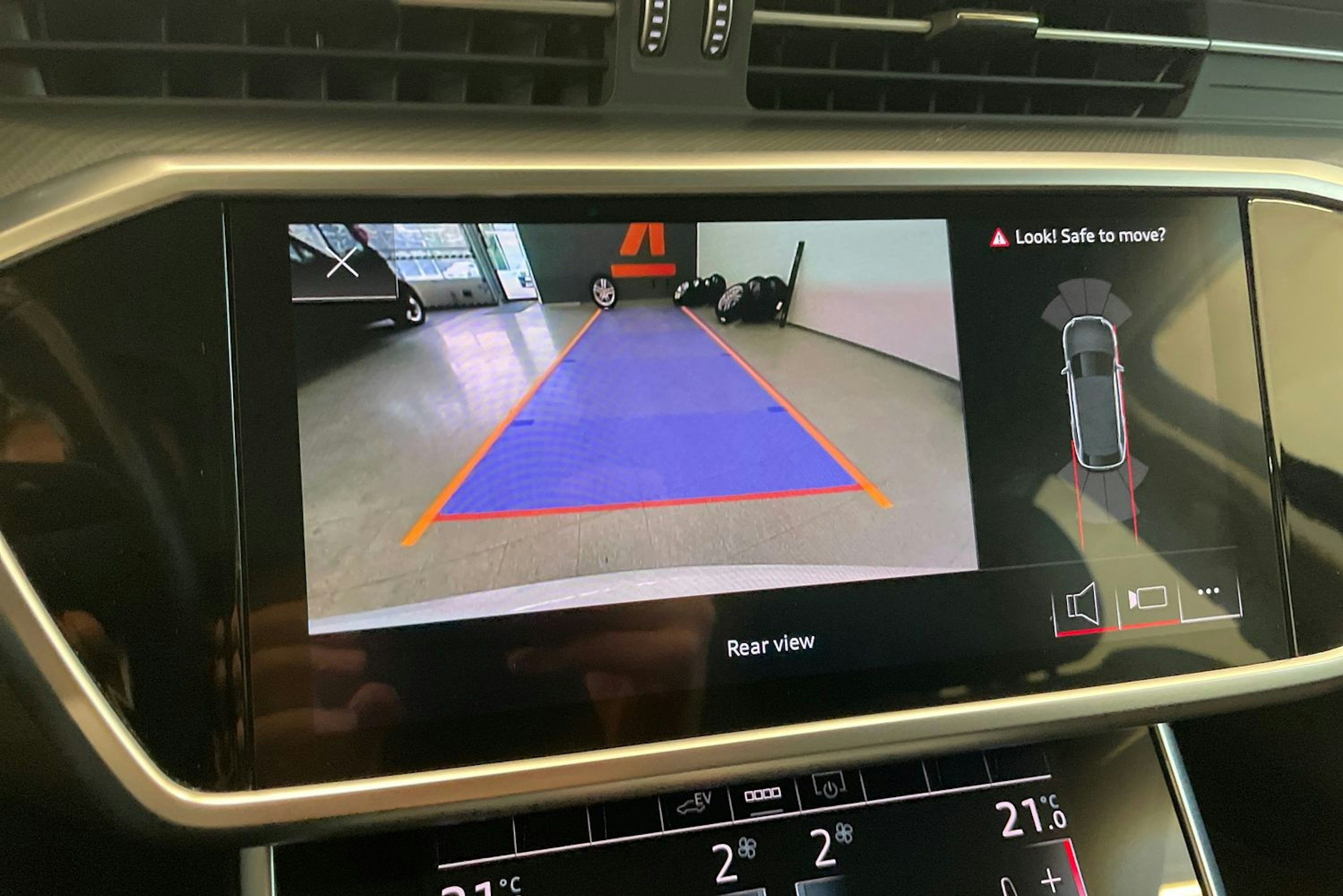 valkoinen Audi A6 2023 kuva 18.