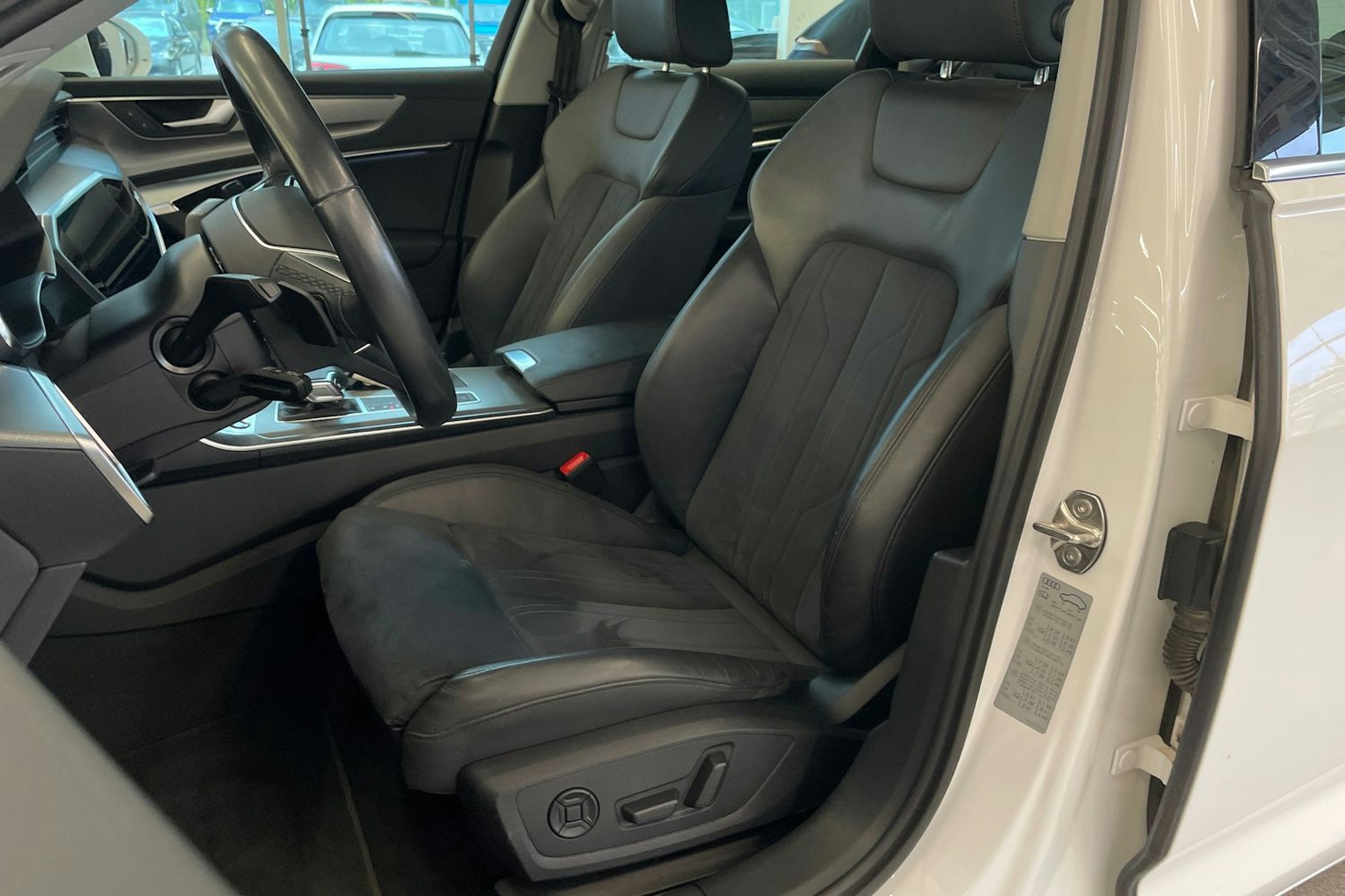 valkoinen Audi A6 2023 kuva 22.