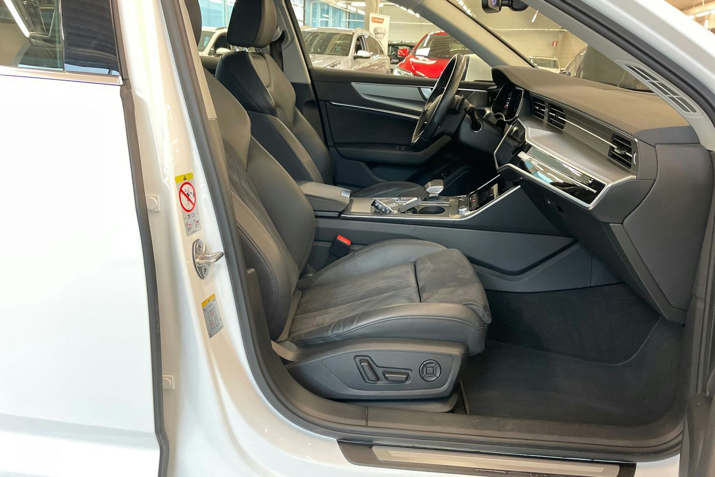 valkoinen Audi A6 2023 kuva 24.