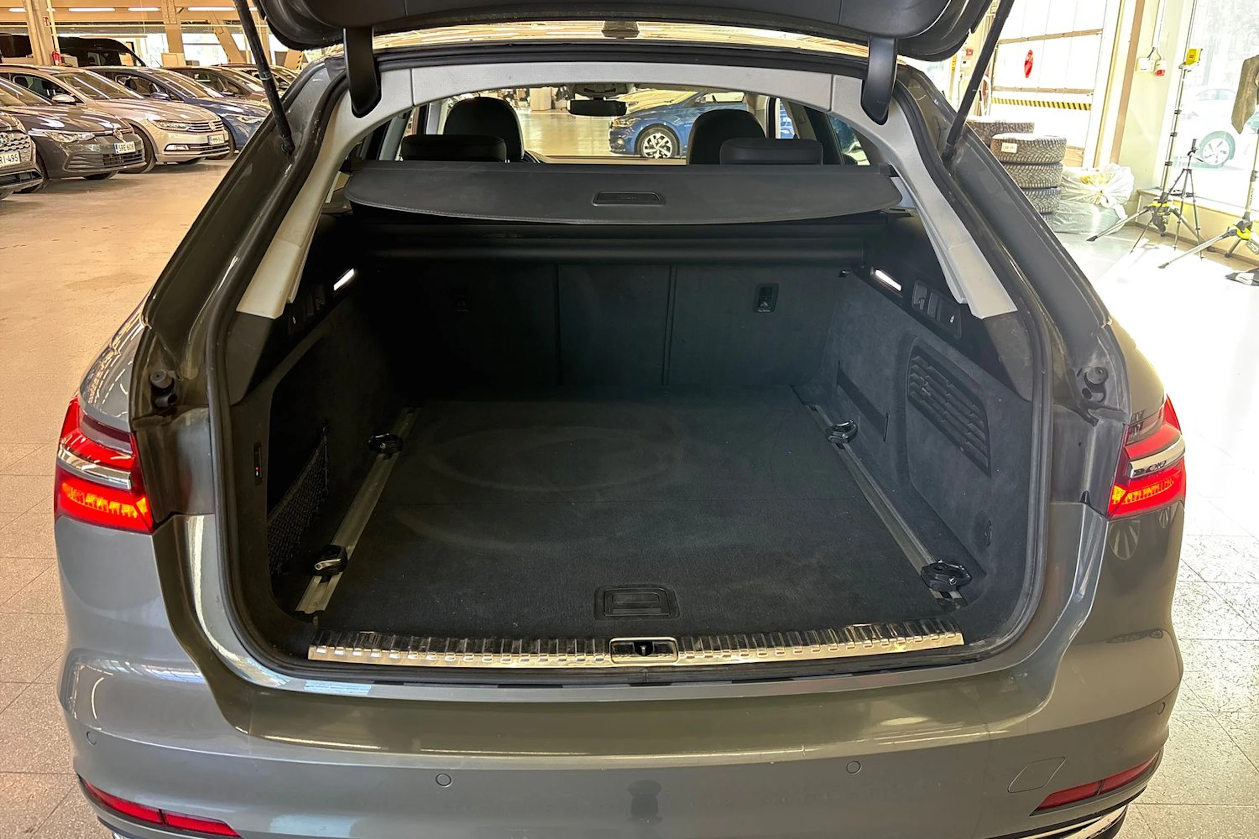 Harmaa Audi A6 2023 kuva 25.