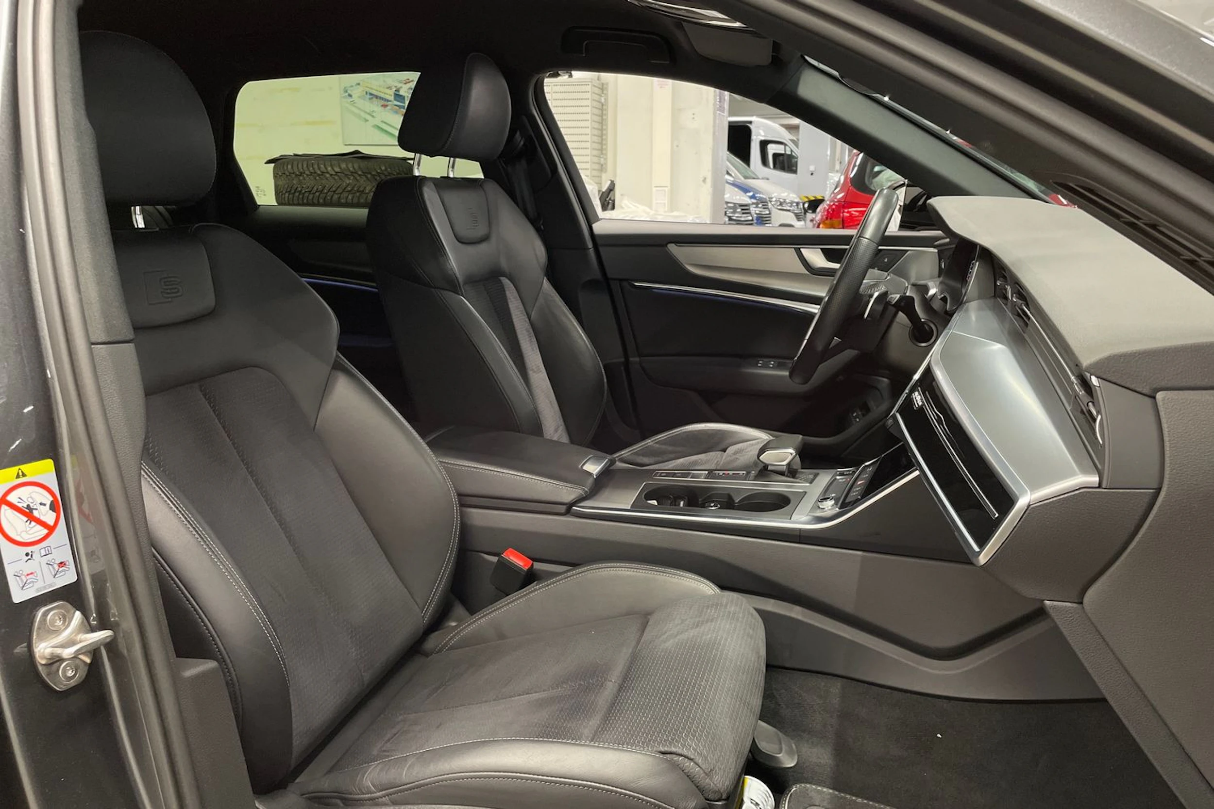 Harmaa Audi A6 2023 kuva 27.