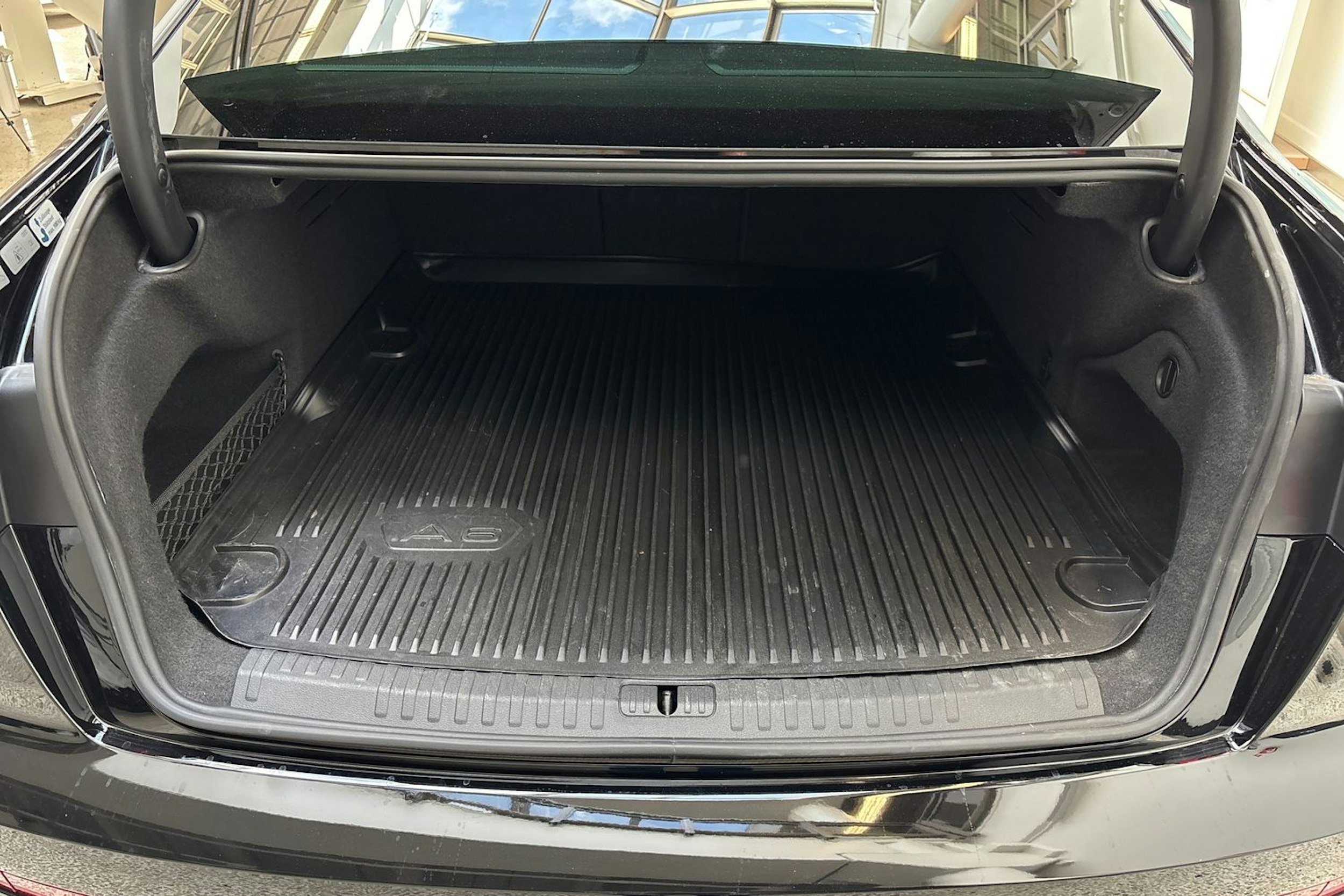 musta Audi A6 2023 kuva 14.