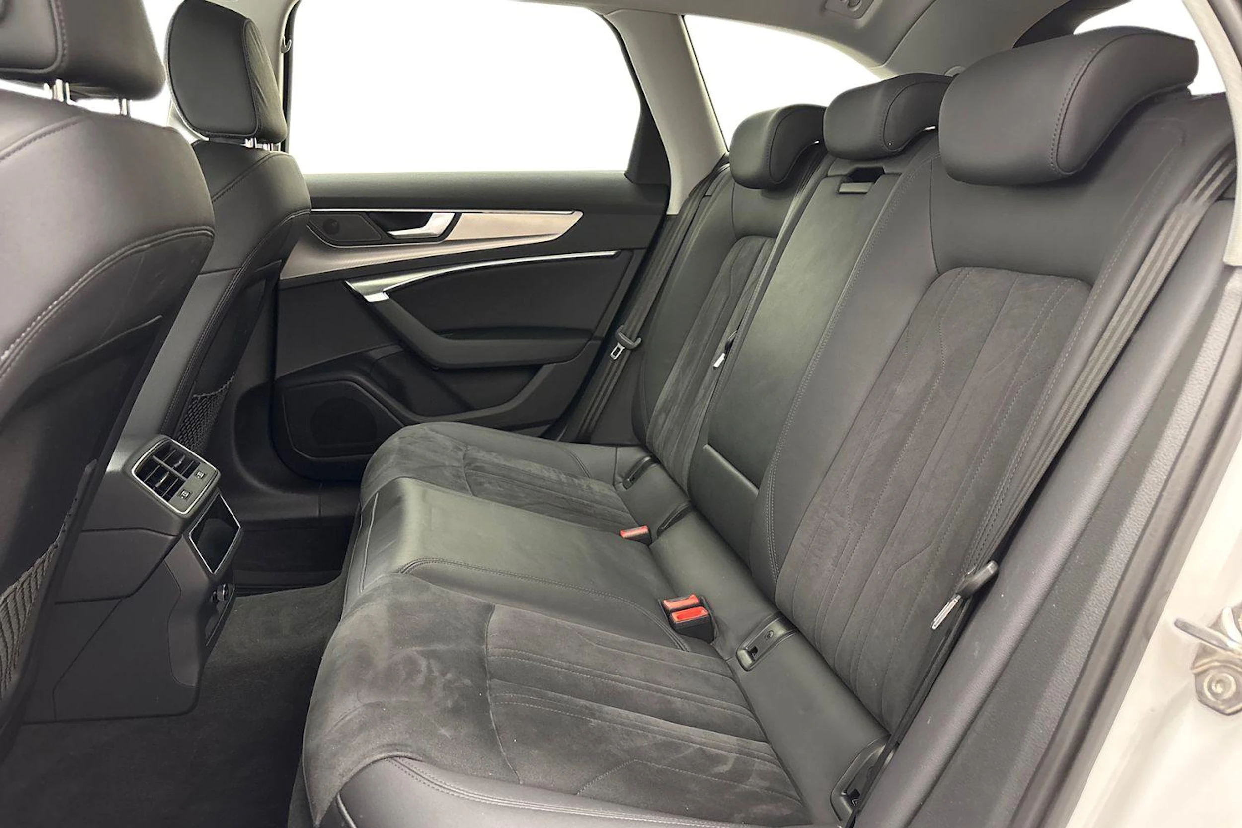 valkoinen Audi A6 2023 kuva 11.