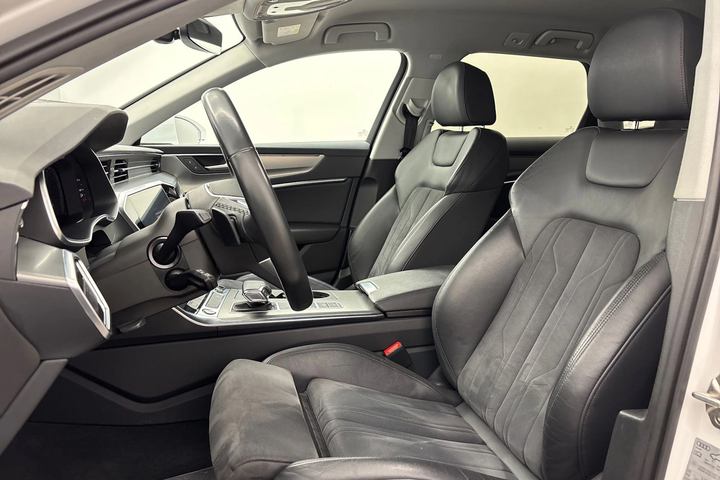 valkoinen Audi A6 2023 kuva 15.