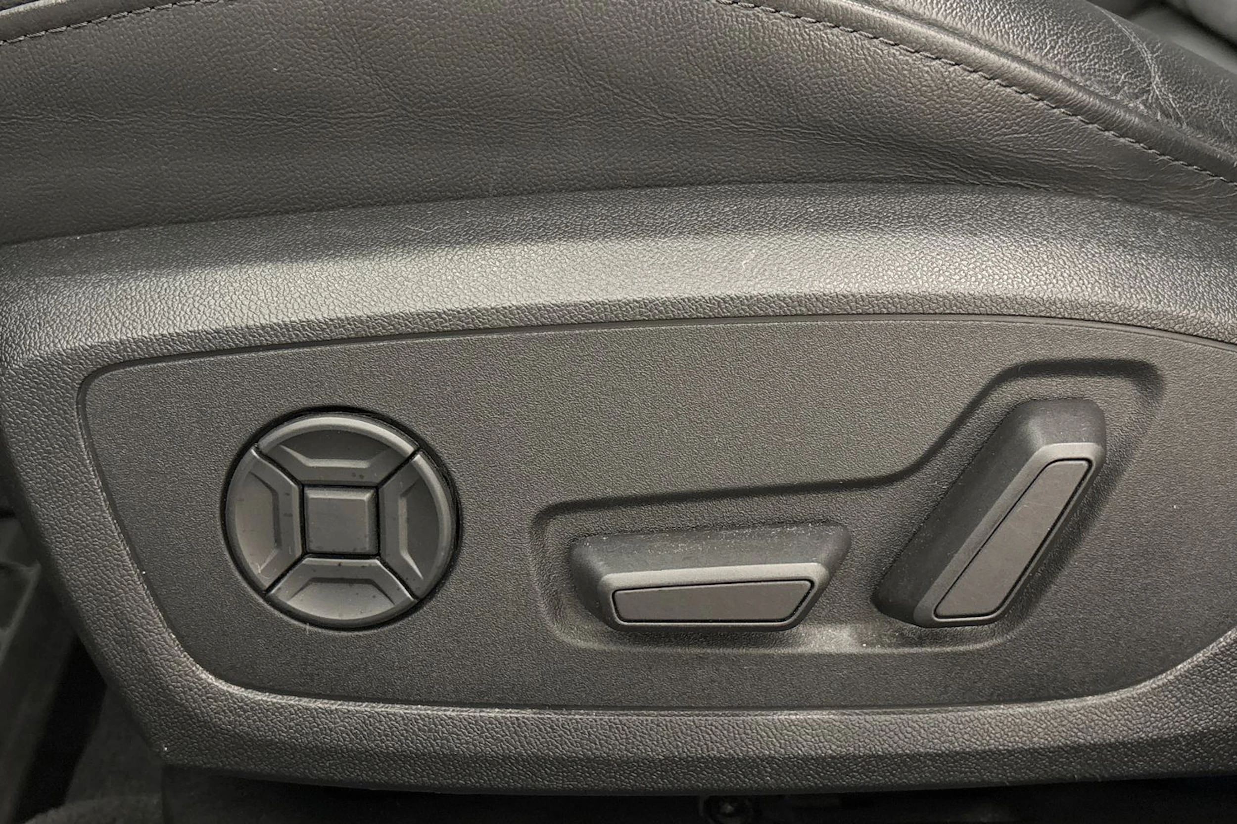 valkoinen Audi A6 2023 kuva 16.