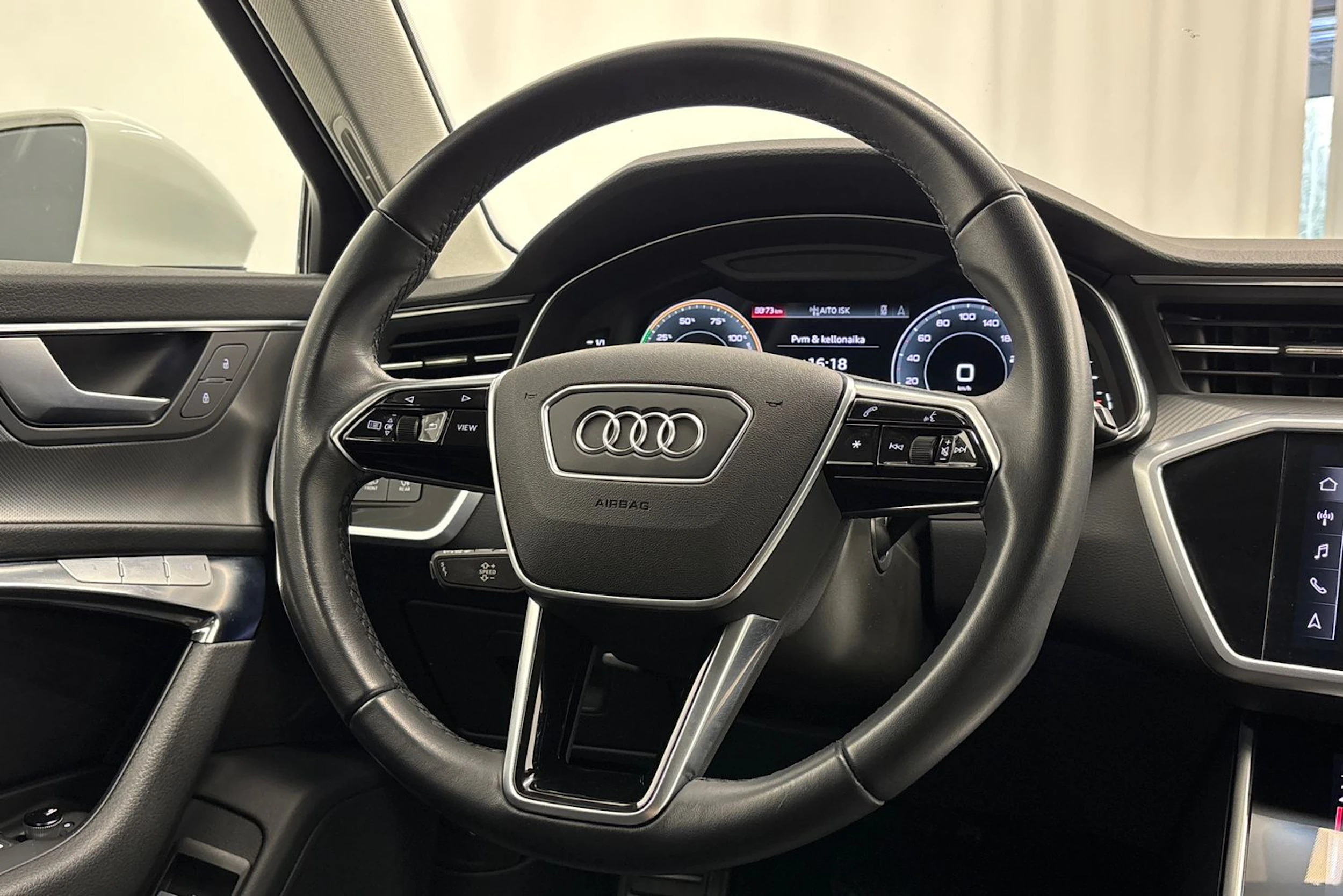 valkoinen Audi A6 2023 kuva 18.