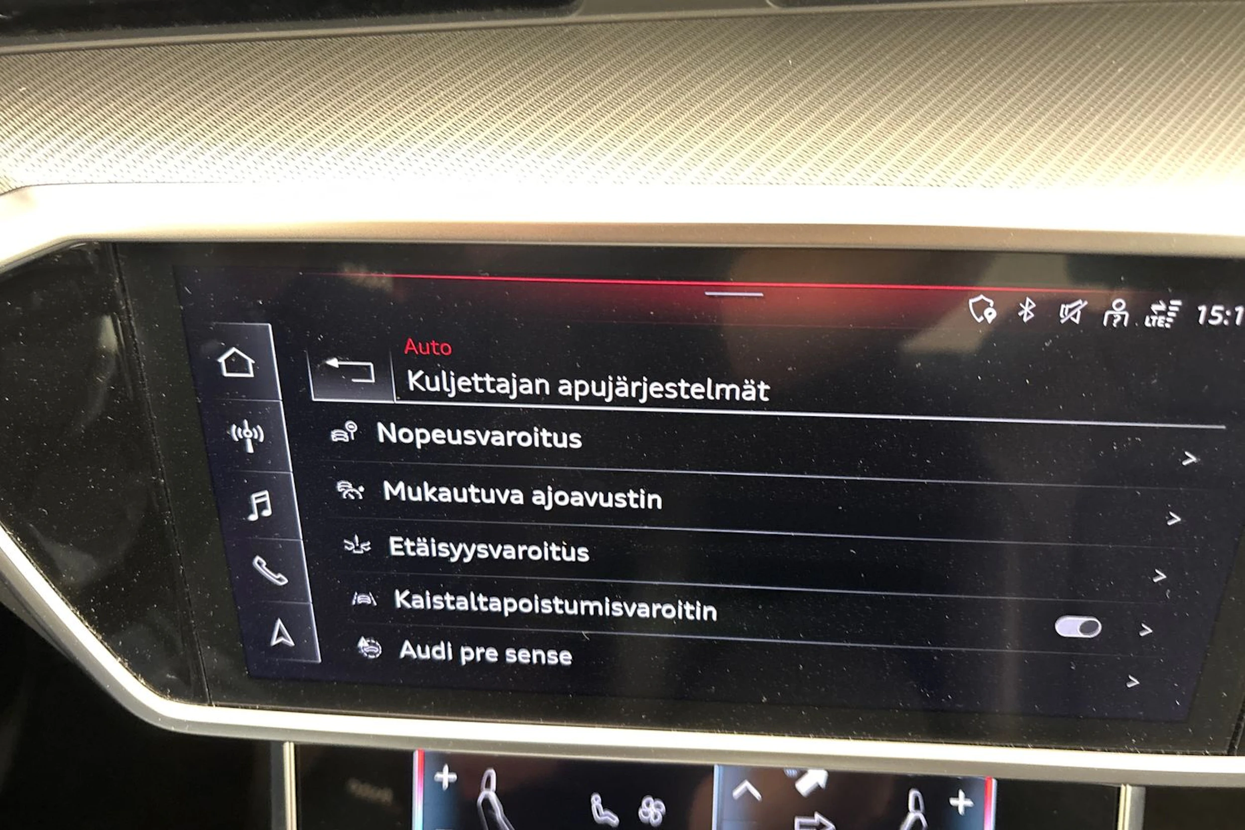punainen Audi A6 2023 kuva 20.