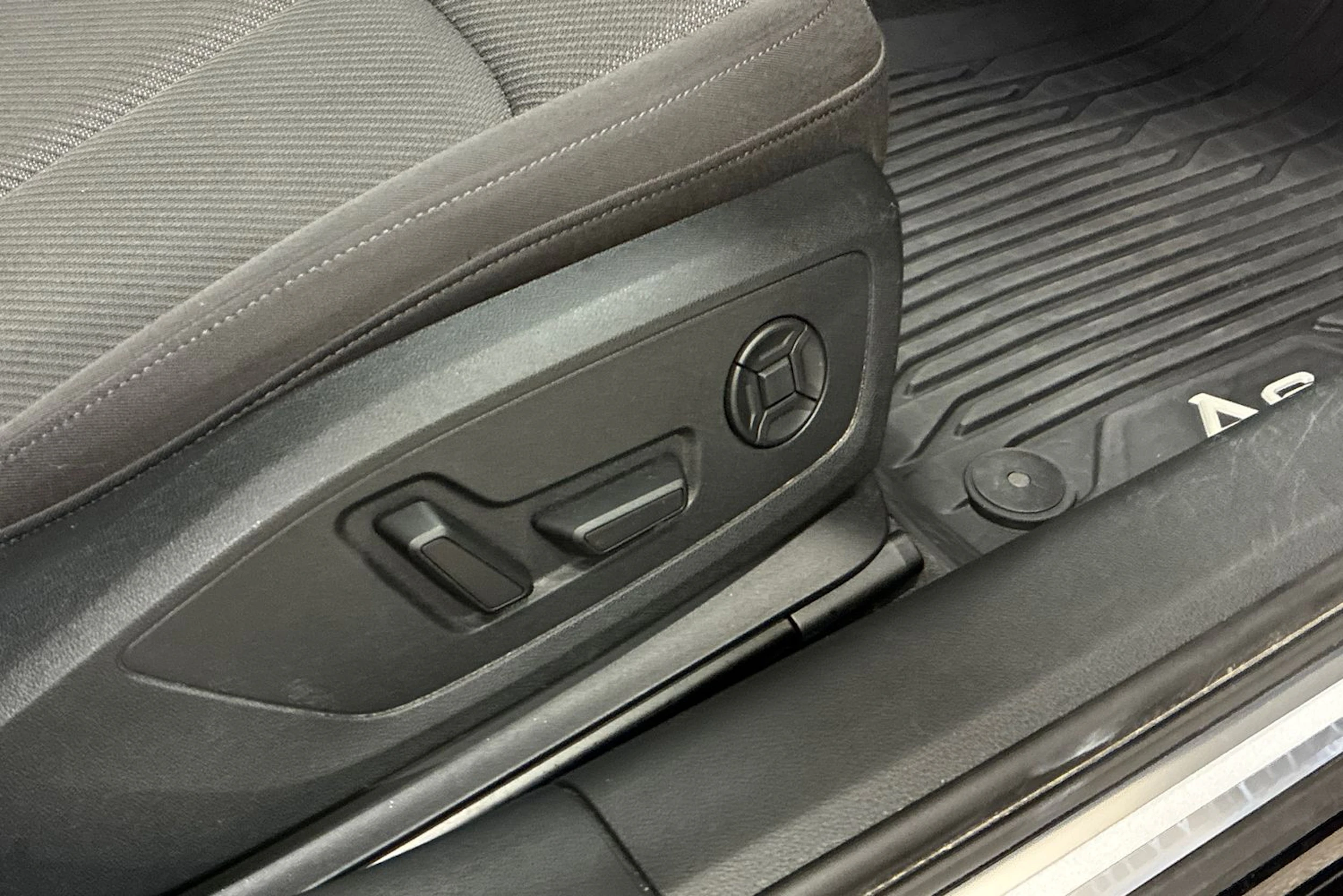 musta Audi A6 2023 kuva 31.