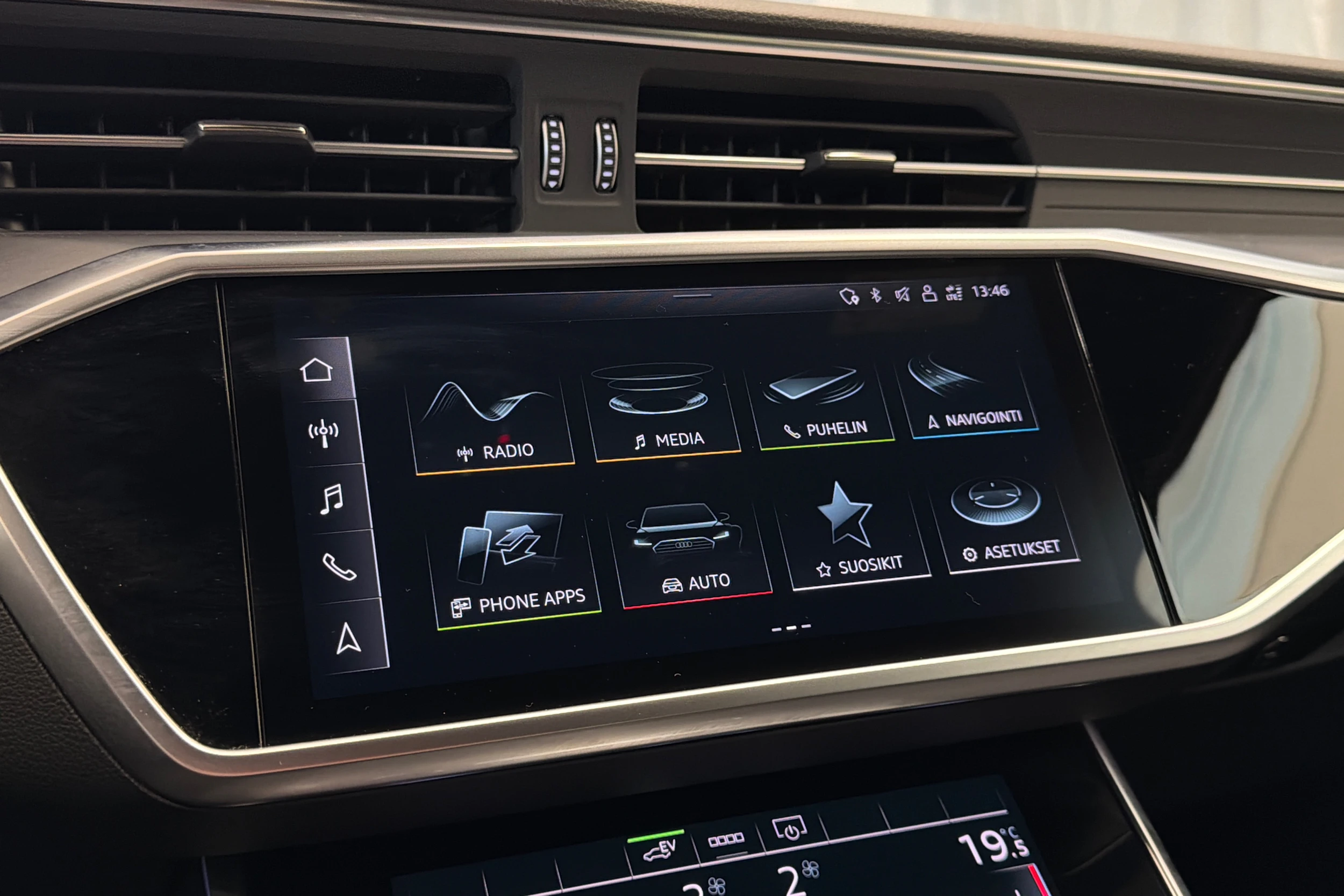 sininen Audi A6 2023 kuva 27.