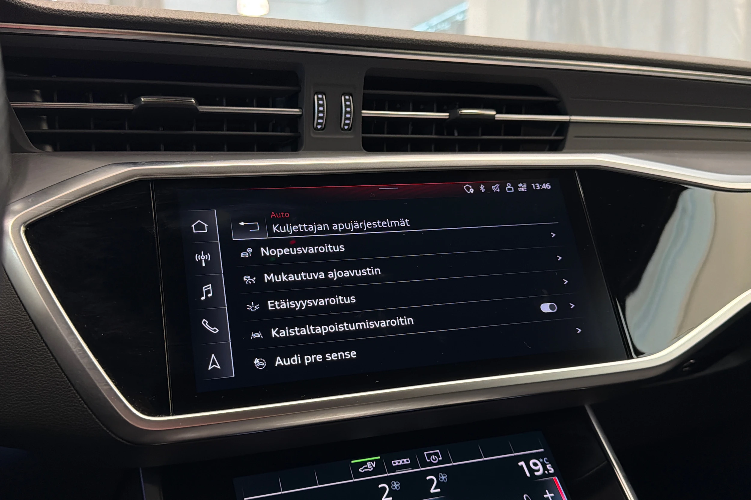 sininen Audi A6 2023 kuva 28.