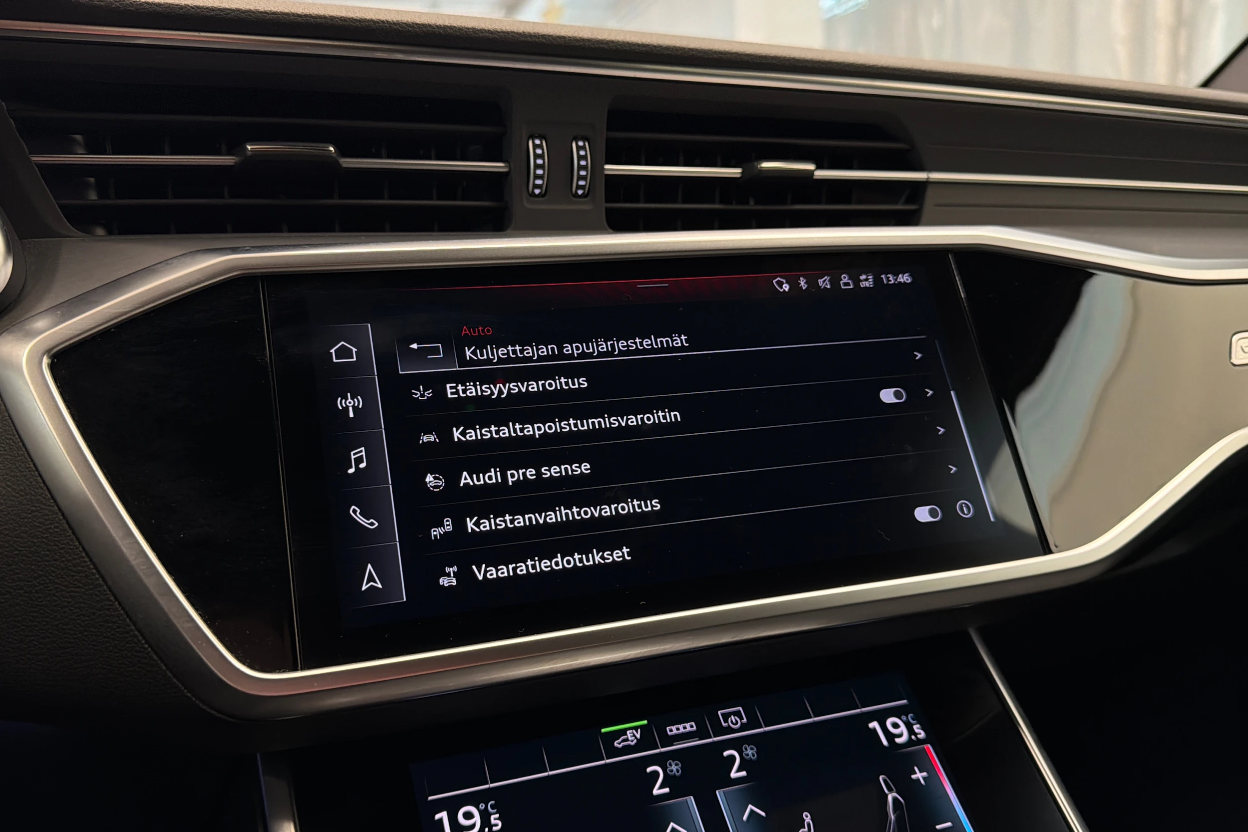 sininen Audi A6 2023 kuva 29.