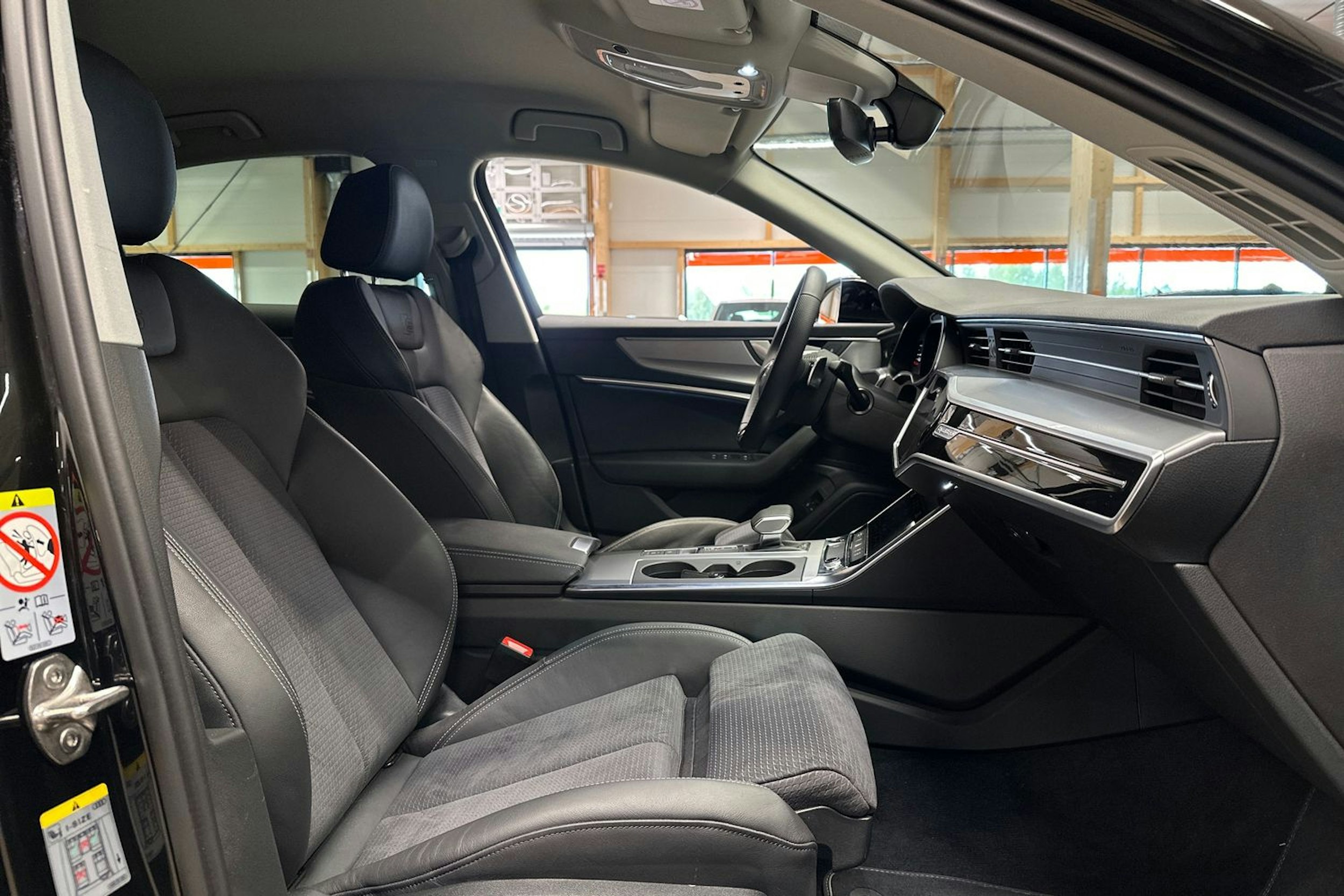 musta Audi A6 2023 kuva 15.
