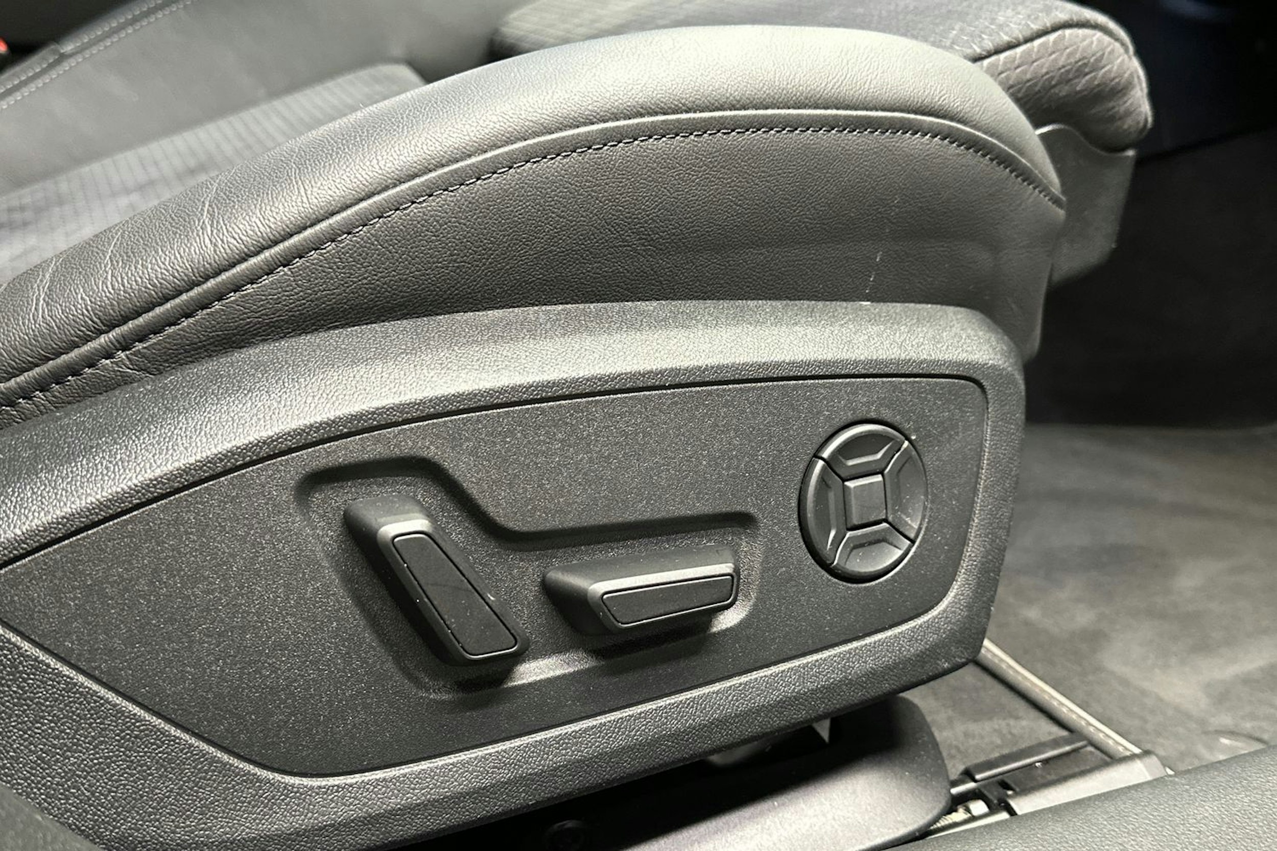 musta Audi A6 2023 kuva 16.