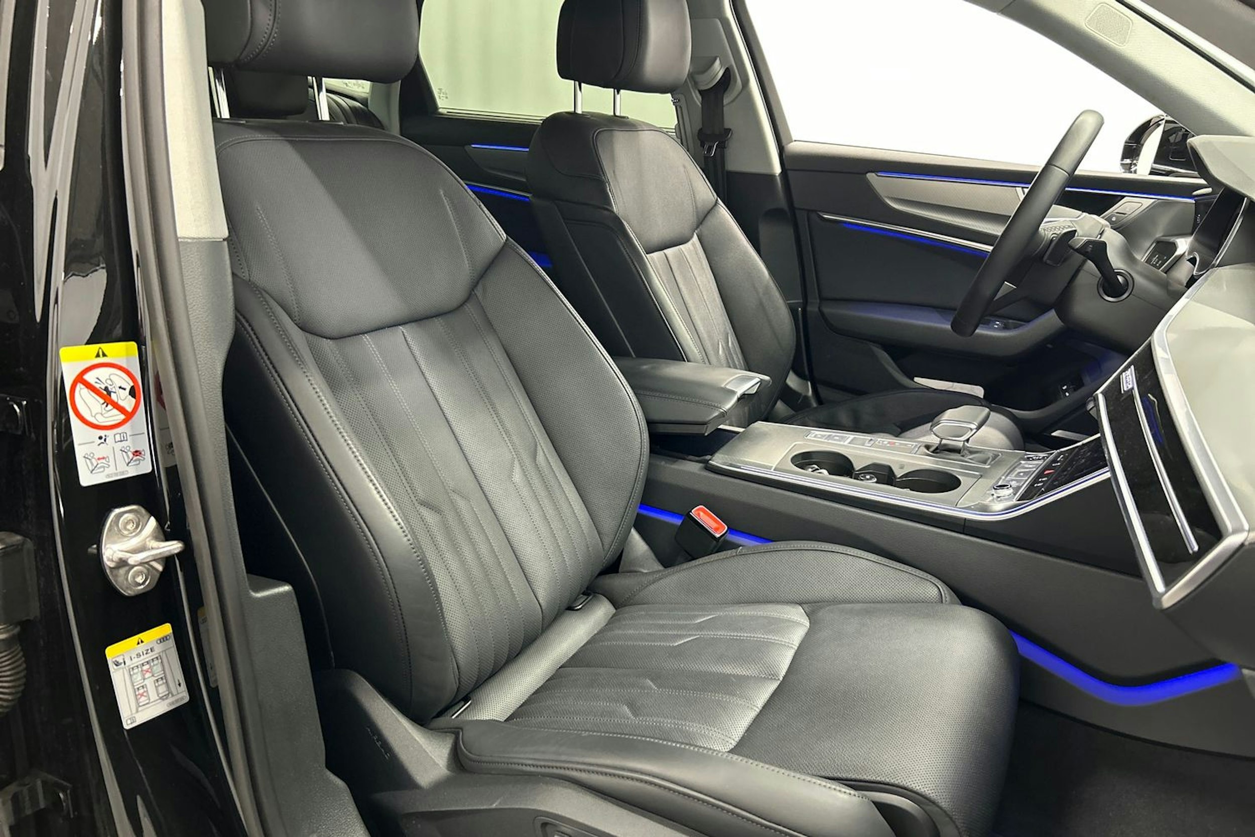 musta Audi A6 2023 kuva 14.