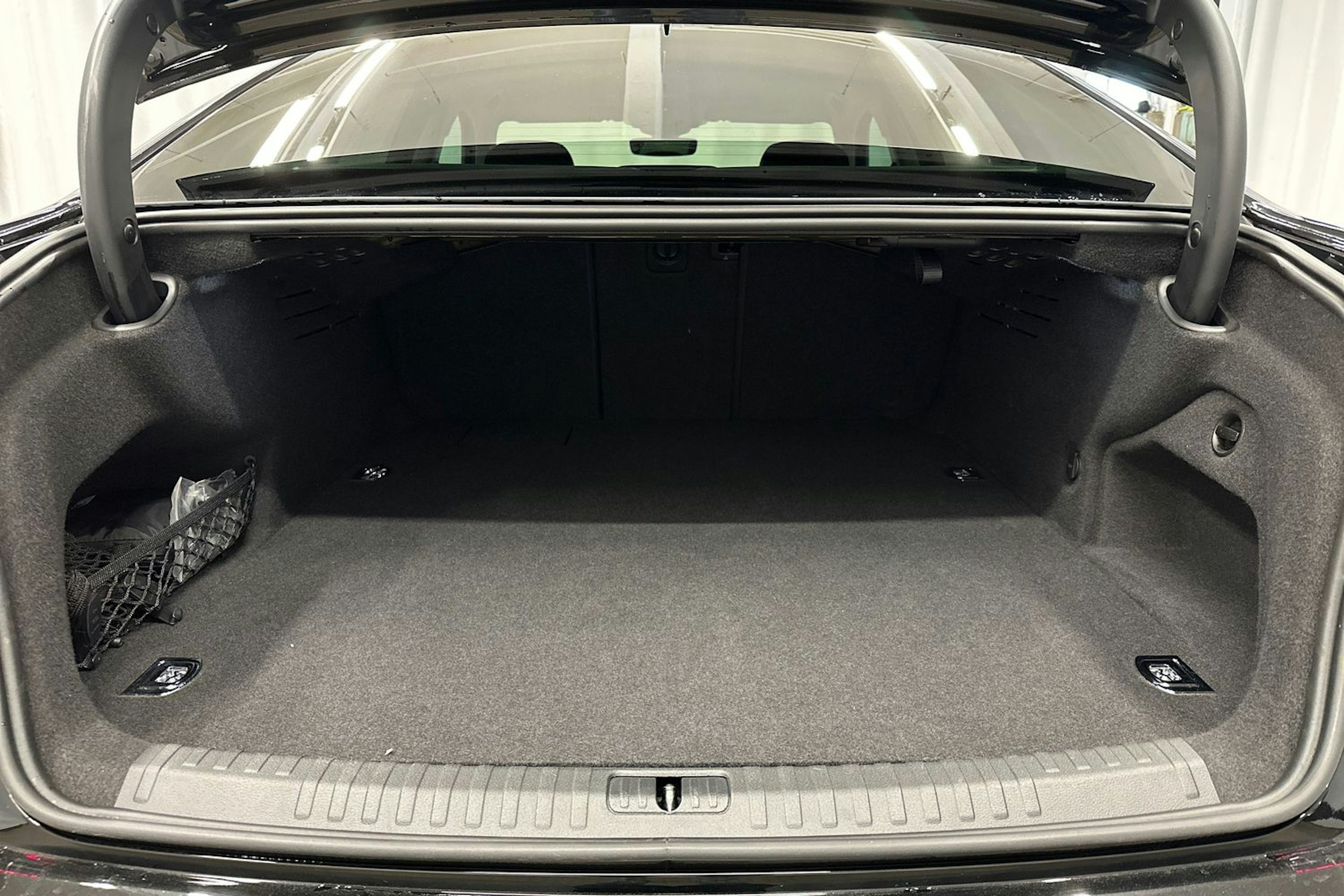 musta Audi A6 2024 kuva 14.