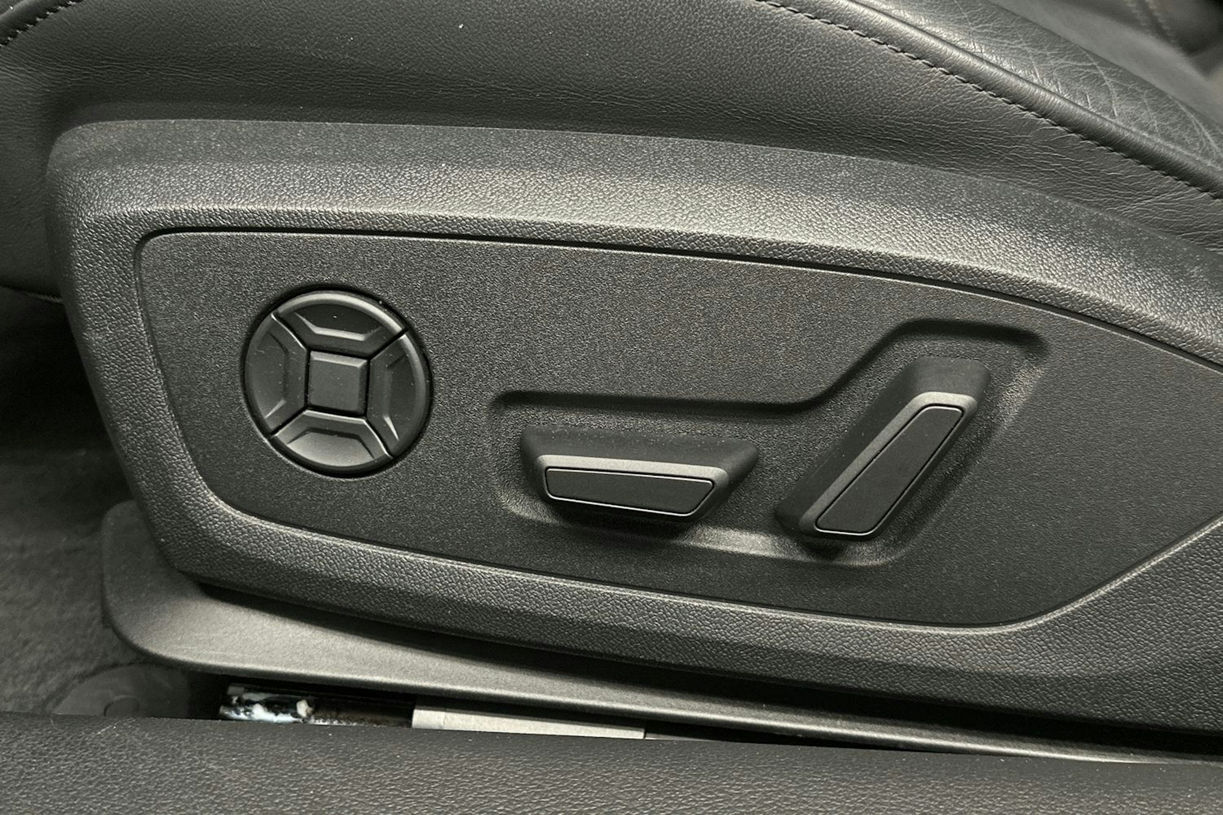 musta Audi A6 2024 kuva 17.